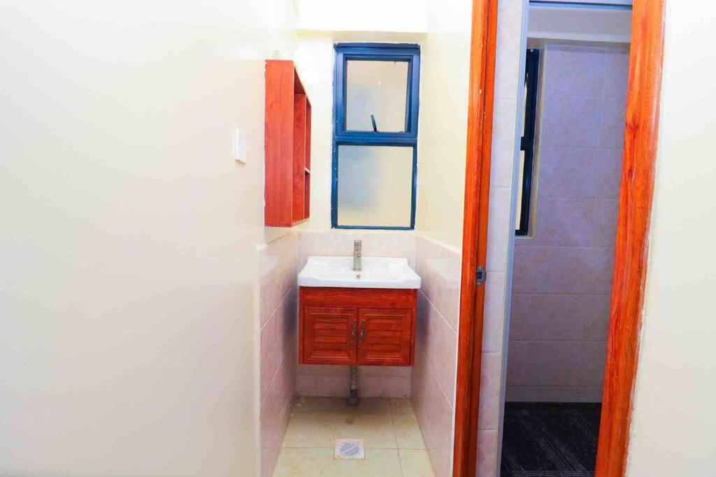 Luxury 1 BED apartment with extra bed Kilimani Nairobi Kenya view 3