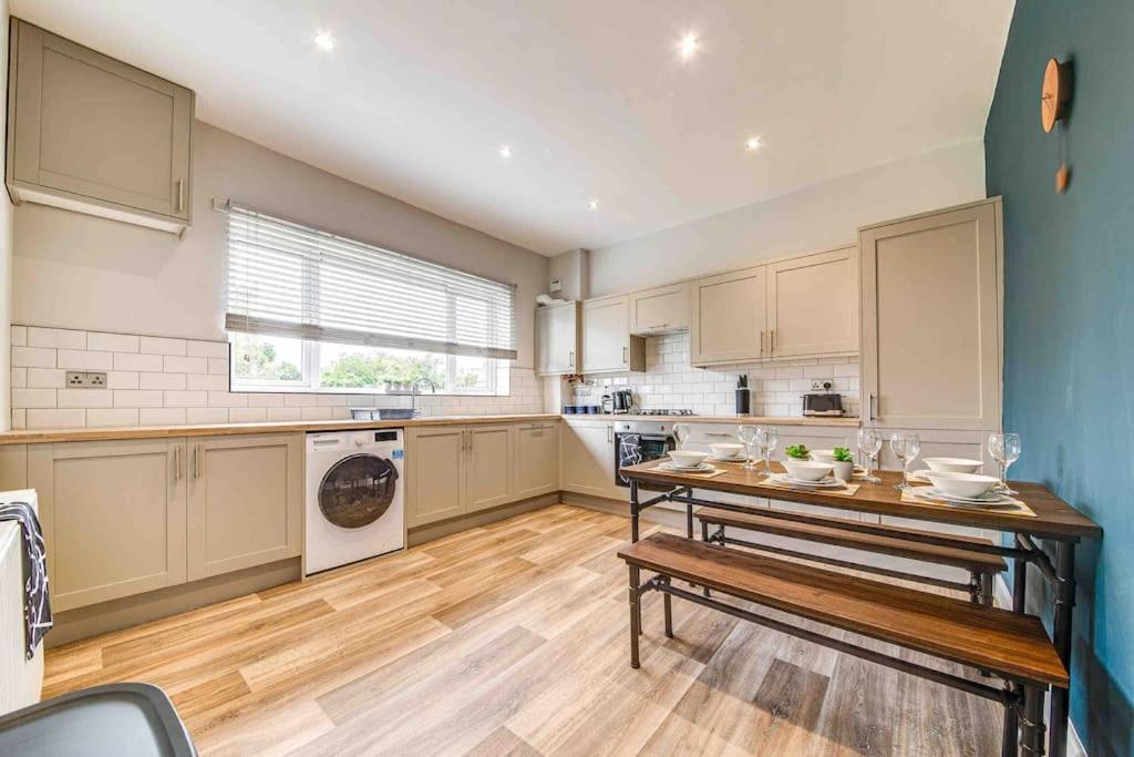 Barnsley Stay, Work Trips, Contractors, Sleeps 7 & Parking view 5
