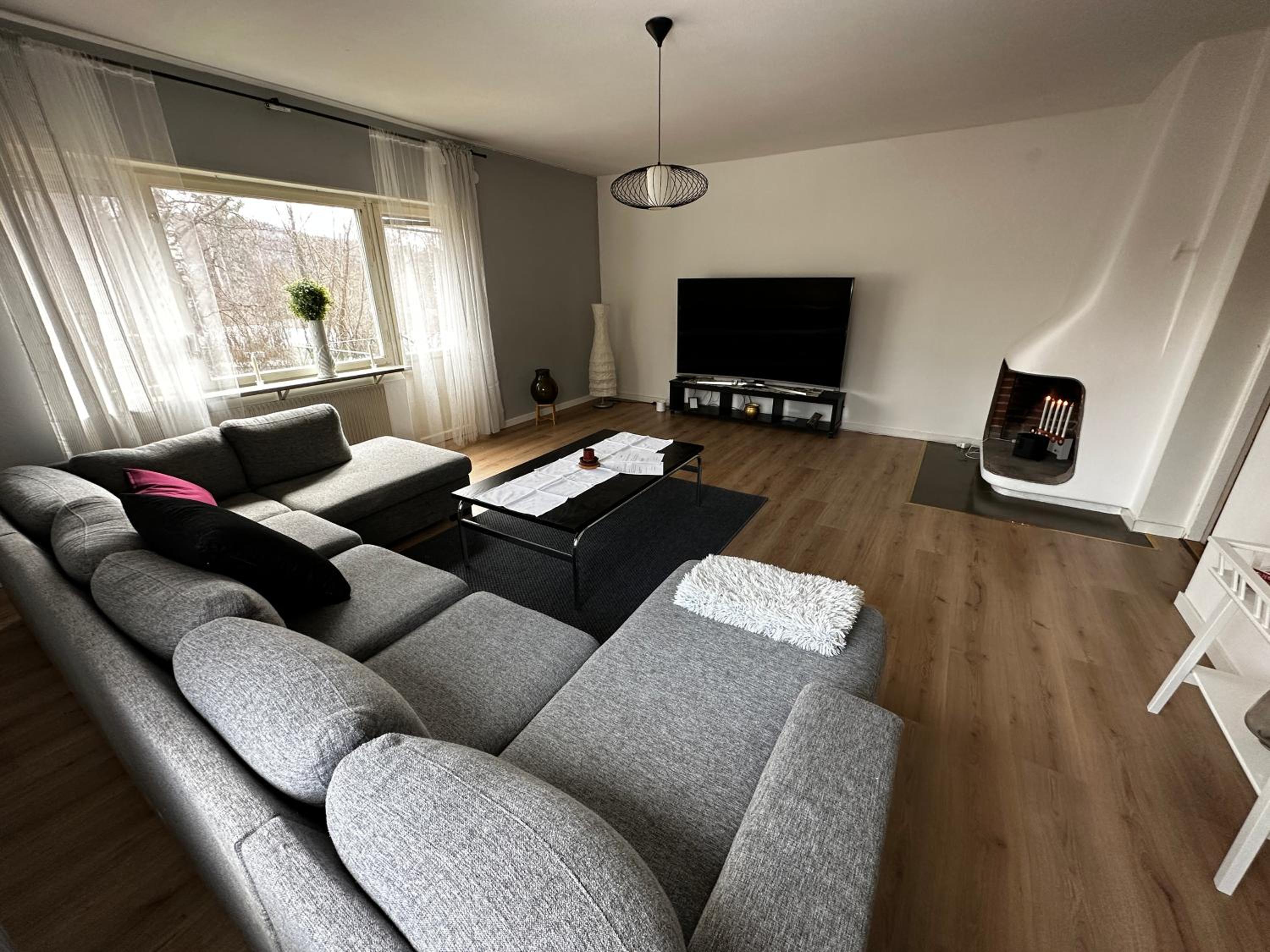Extra Stor Lägenhet Ny Design med Öppen Spis, Balkong, Parkettgolv, Stor Smart TV view 2