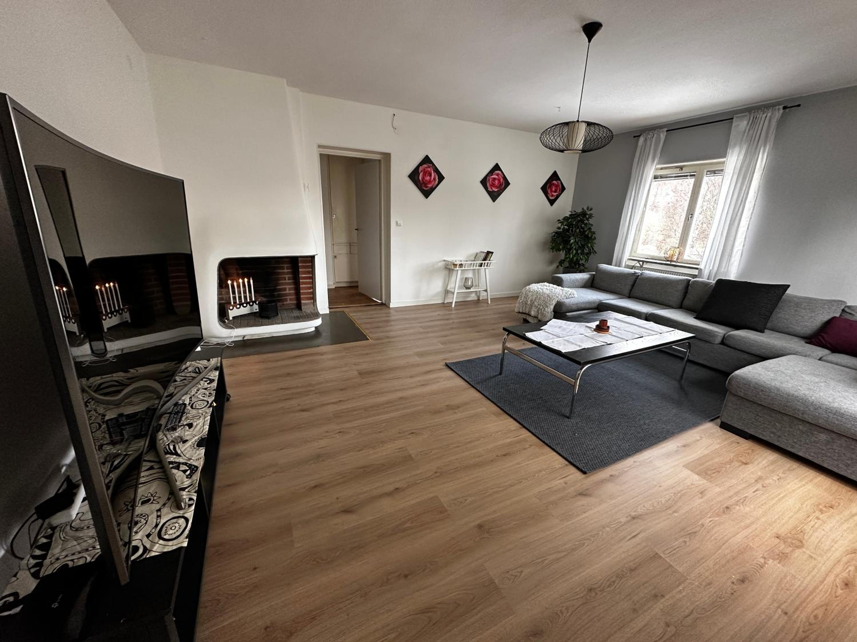 Extra Stor Lägenhet Ny Design med Öppen Spis, Balkong, Parkettgolv, Stor Smart TV view 4