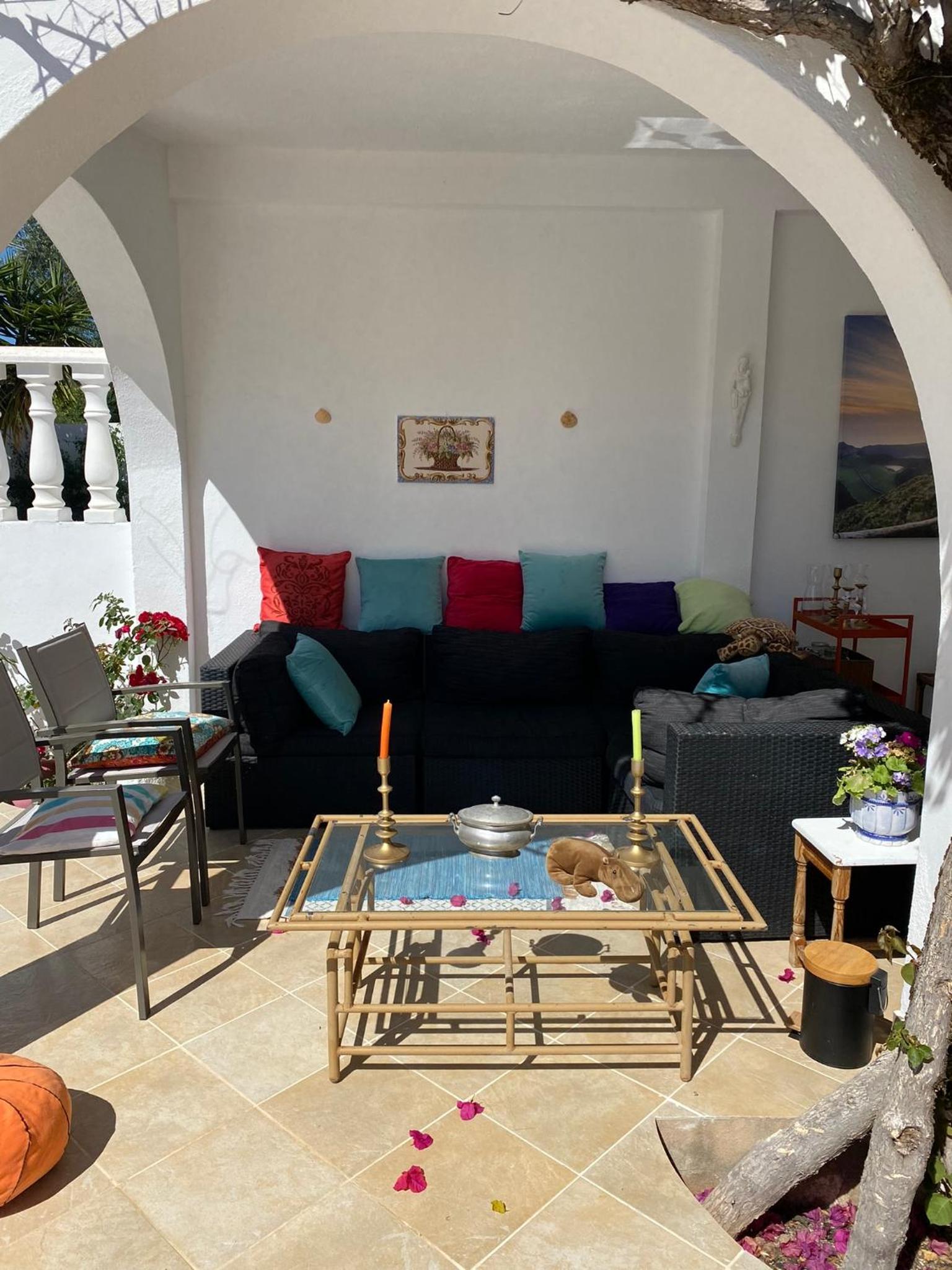 Studio de la Casa Paraiso avec, en plus, une terrasse privative extérieure semi couverte équipée d'un salon d'un coin repas d'une kitchenette, la grande pi view 2