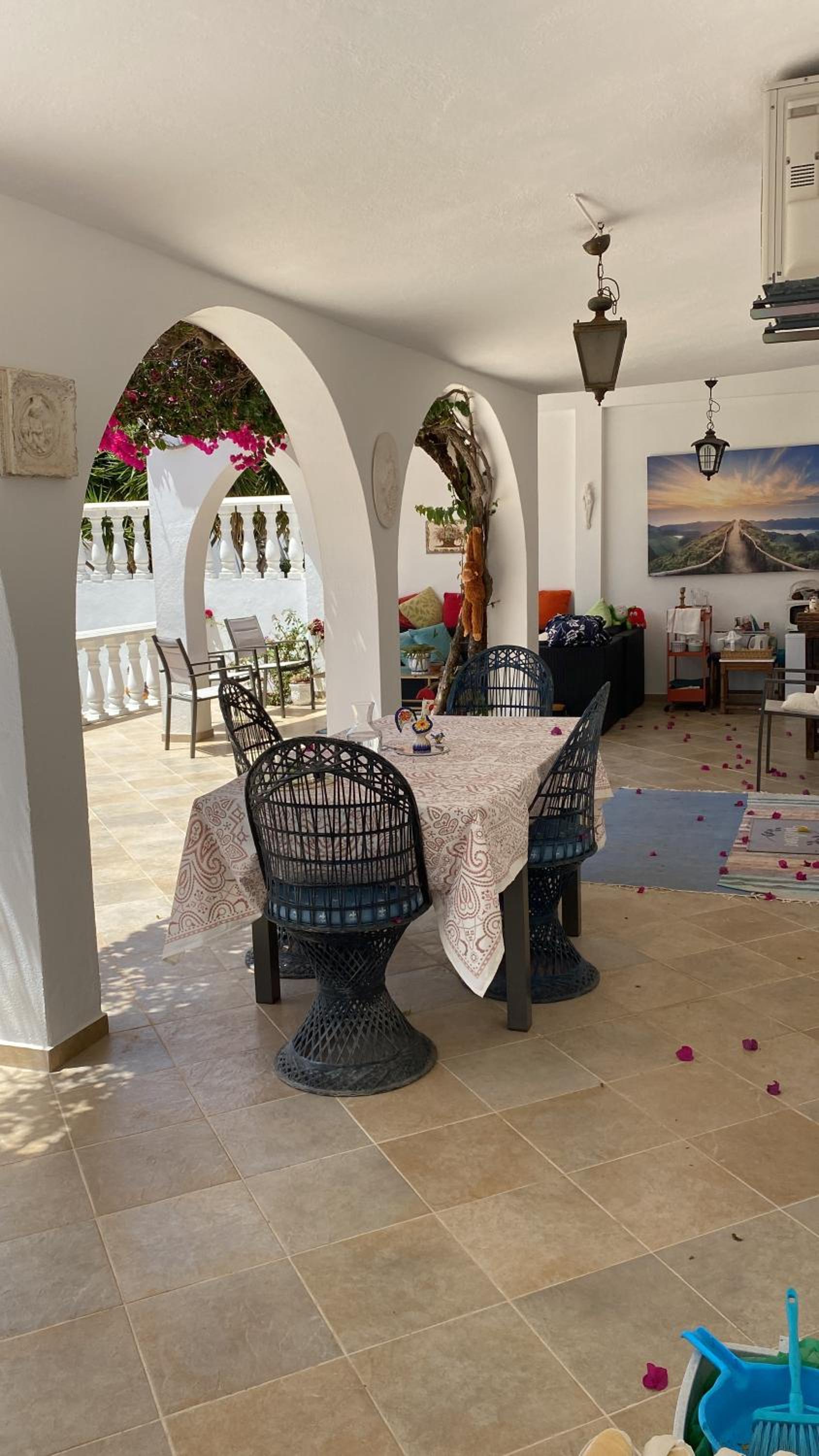Studio de la Casa Paraiso avec, en plus, une terrasse privative extérieure semi couverte équipée d'un salon d'un coin repas d'une kitchenette, la grande pi view 3