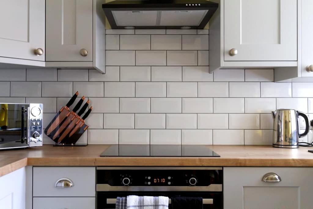Cosy Country Escape | Fireplace & Views | Leeds & York