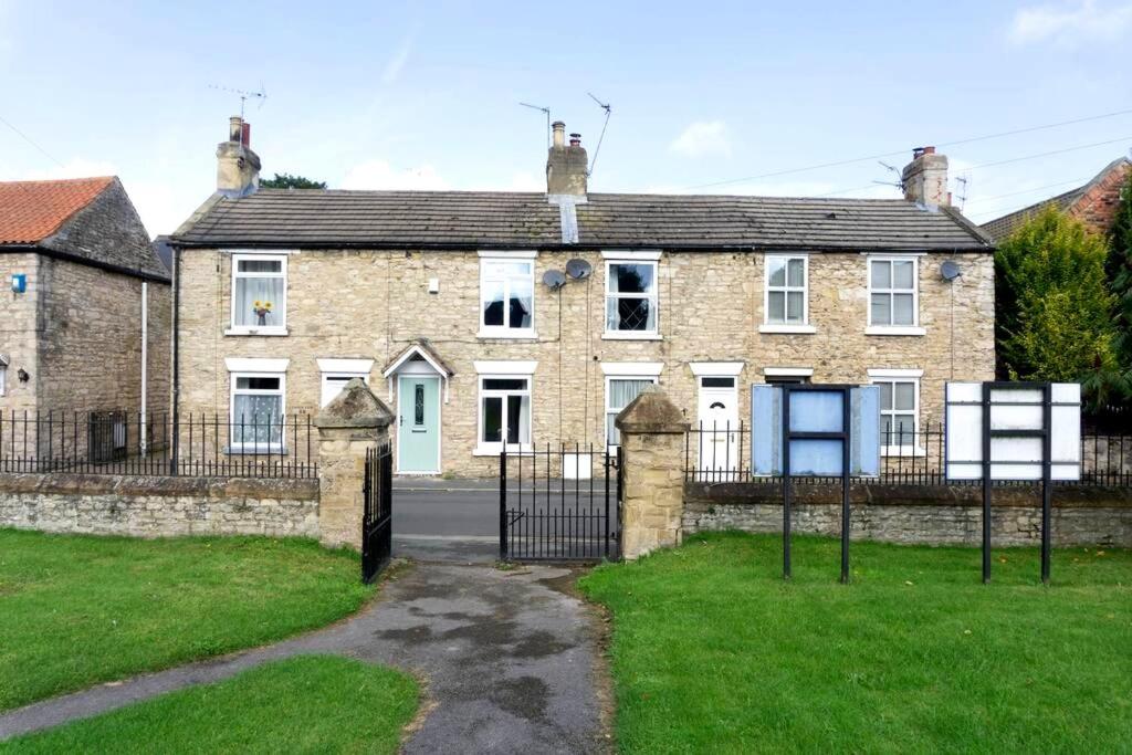 Cosy Country Escape | Fireplace & Views | Leeds & York