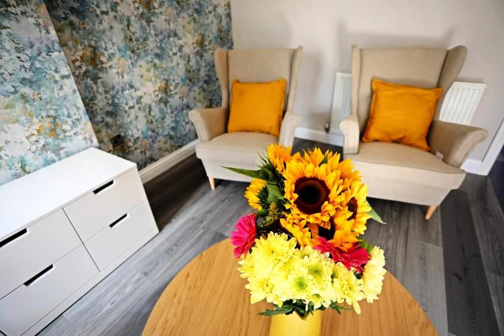 Stylish Village Townhouse w/ Parking – Near Leeds & York view 3