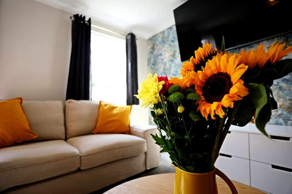 Stylish Village Townhouse w/ Parking – Near Leeds & York view 4