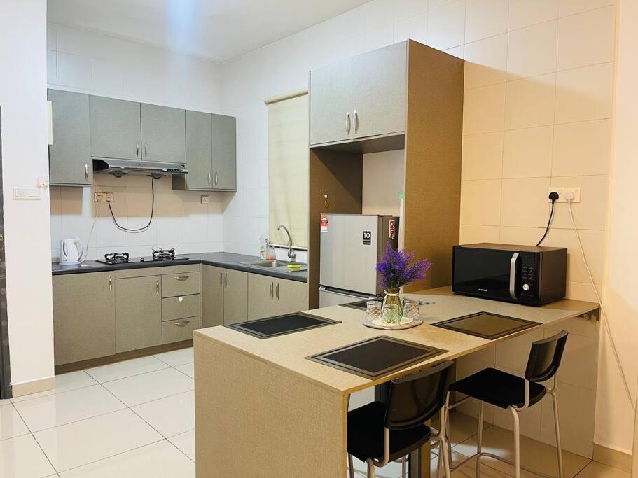 Damen/subang jaya, studio for 4