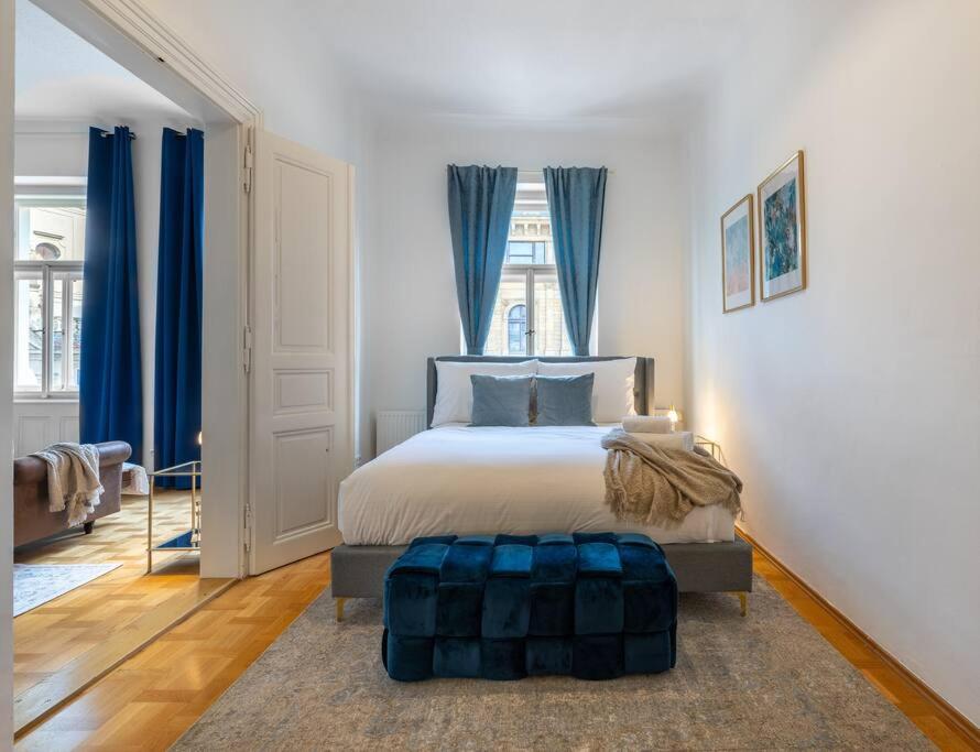 Charming 2BR Old Town Apt in Prime Location by EasyBNB Premium