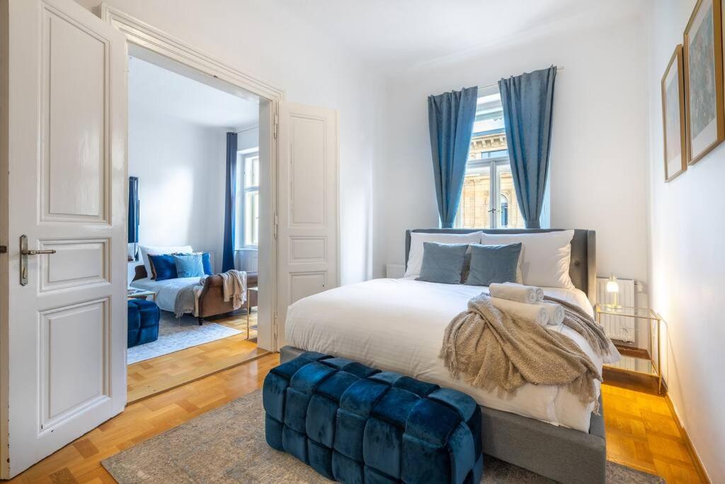 Charming 2BR Old Town Apt in Prime Location by EasyBNB Premium