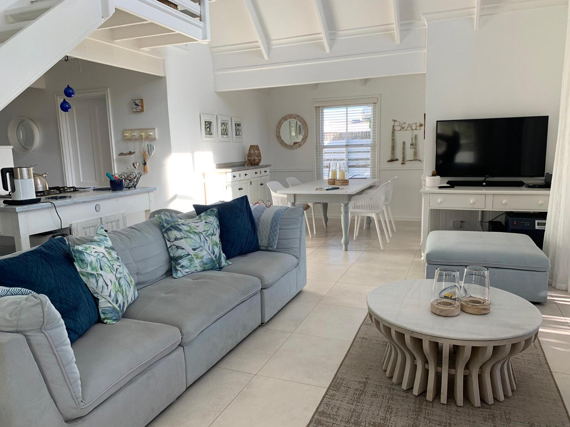 Stunning Beach House in Grotto Bay view 3