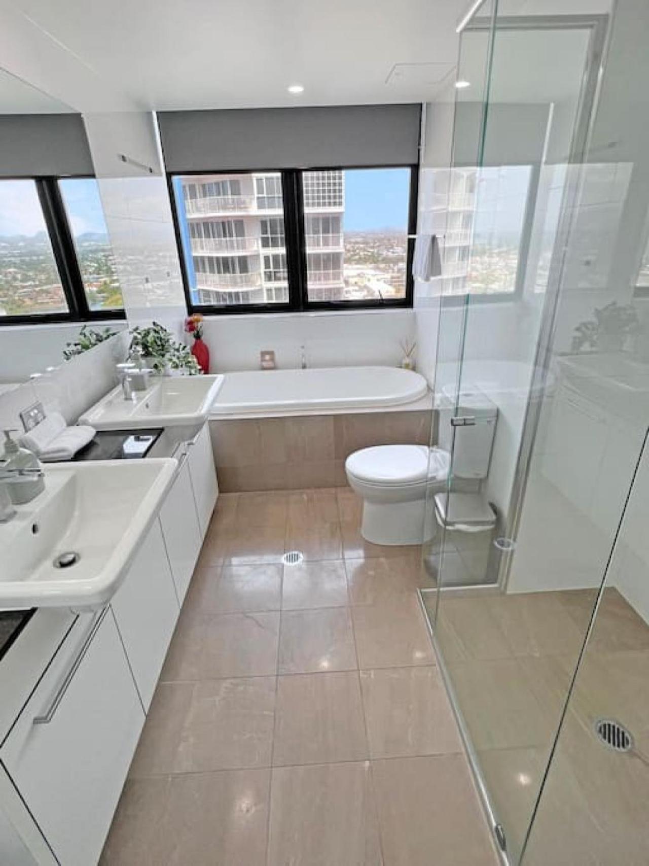 Incredible ocean views 3 Bed 18th floor