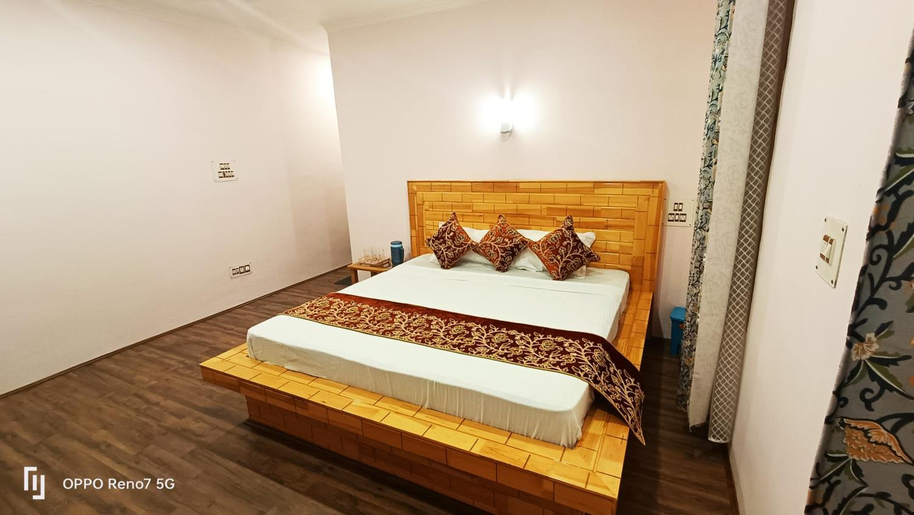 Moonshine Homestay Kashmir view 2