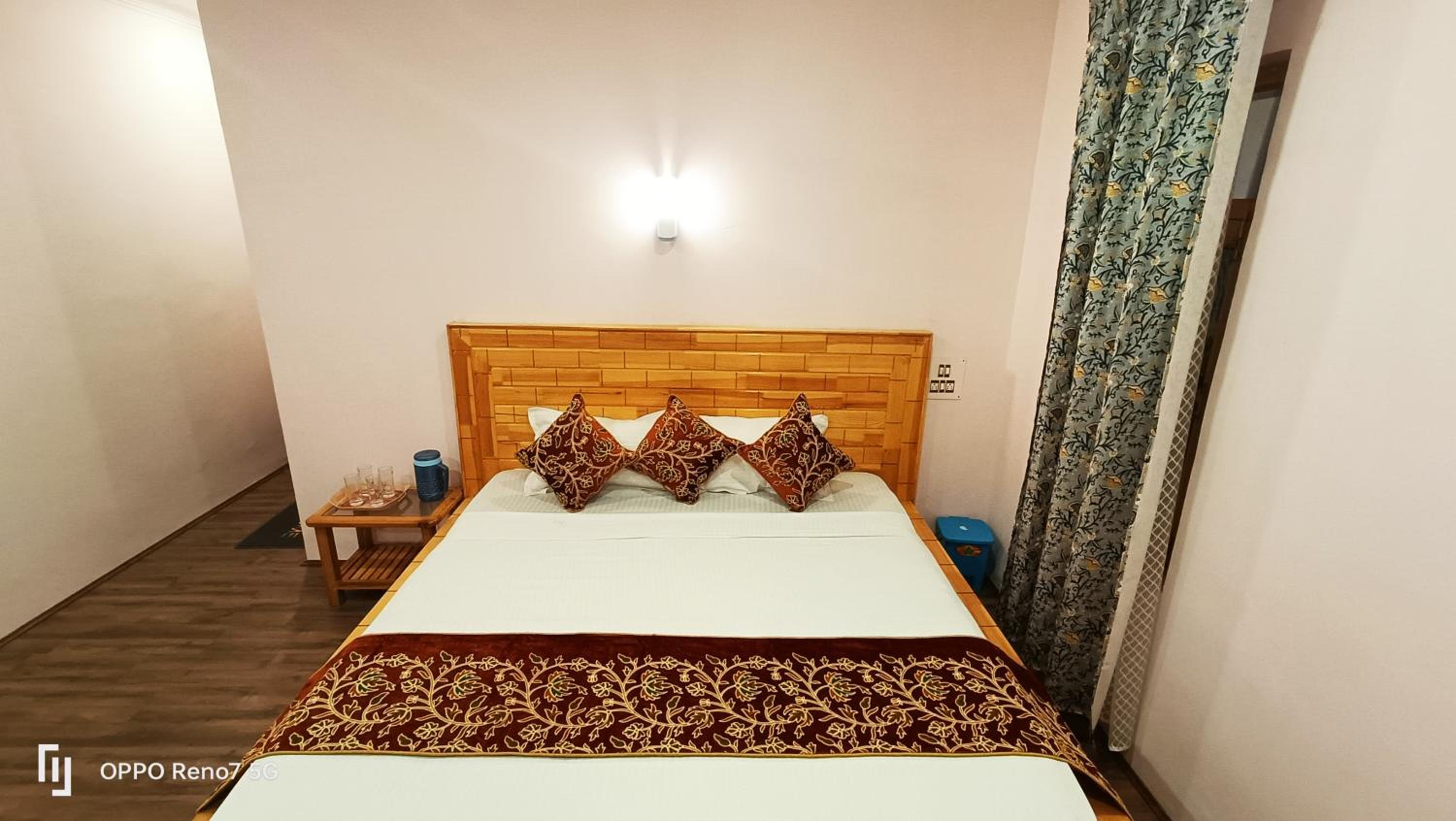 Moonshine Homestay Kashmir view 5