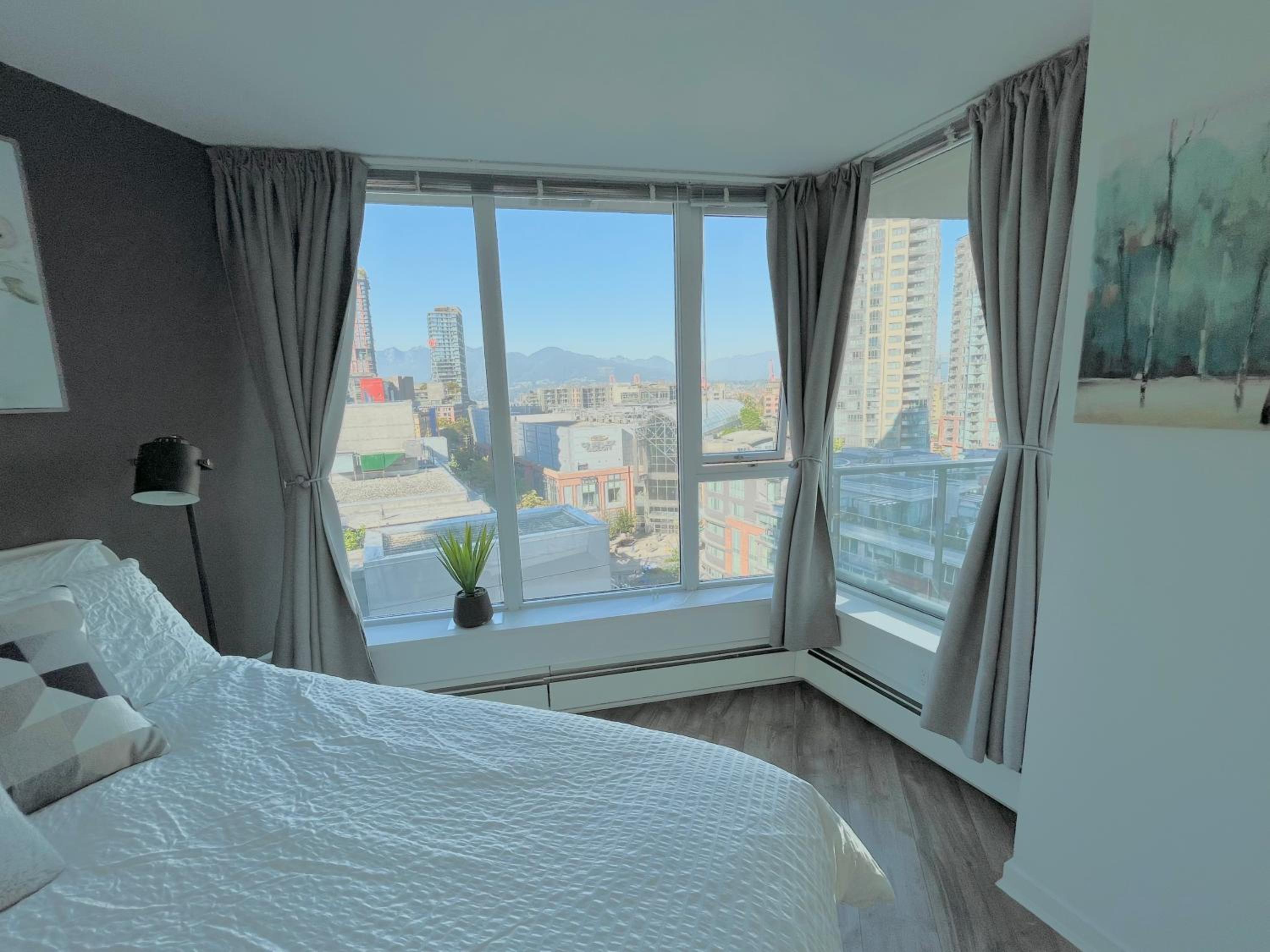 Downtown 4bd 2ba View Skytrain 2 Free Parking