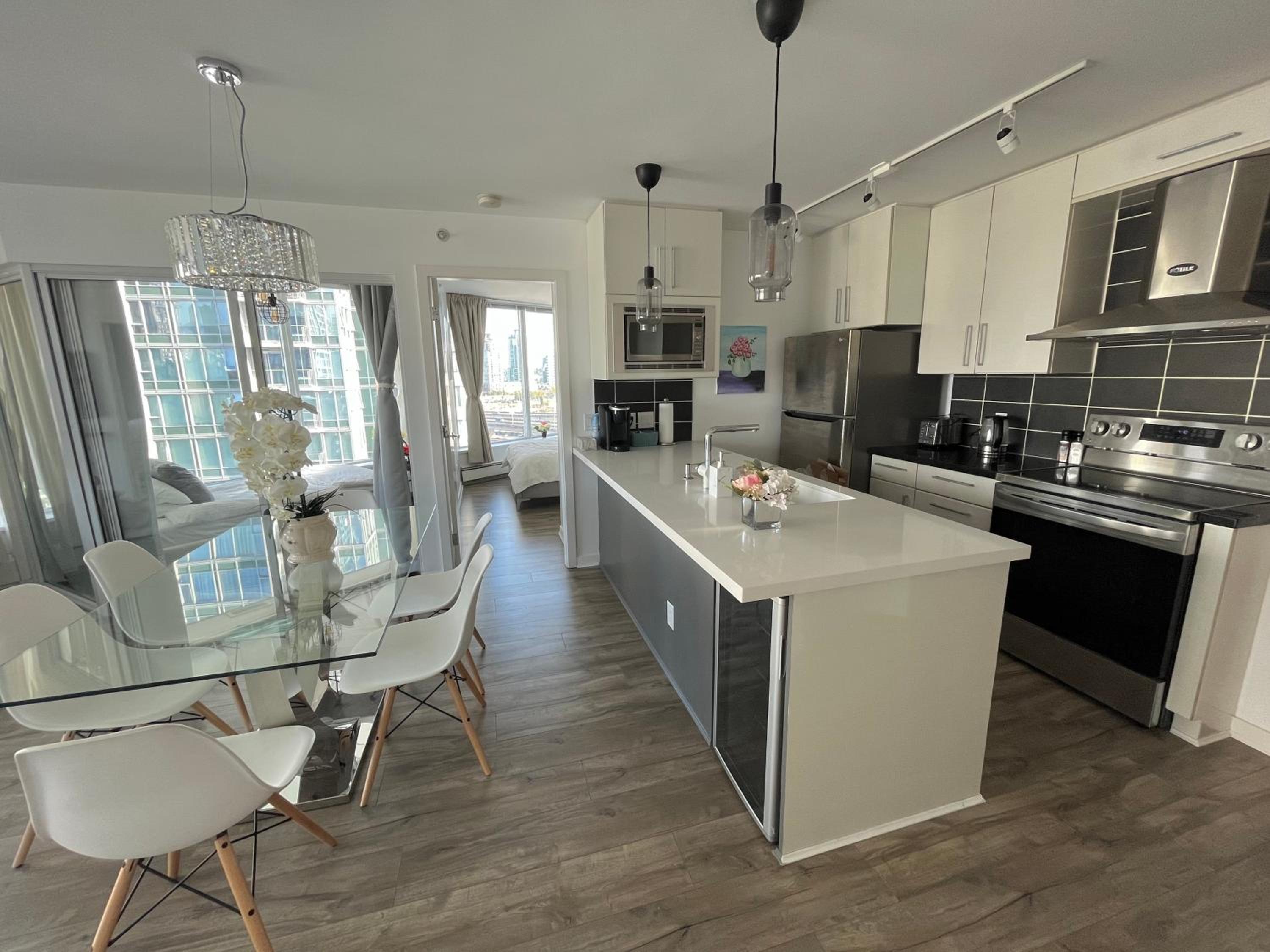 Downtown 4bd 2ba View Skytrain 2 Free Parking