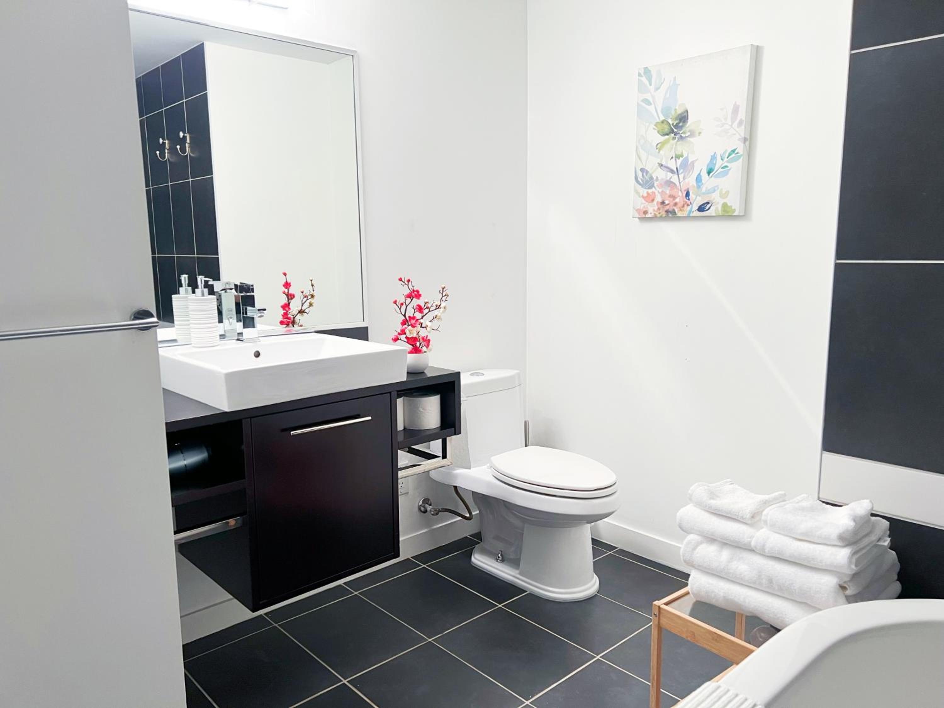 Downtown 4bd 2ba View Skytrain 2 Free Parking