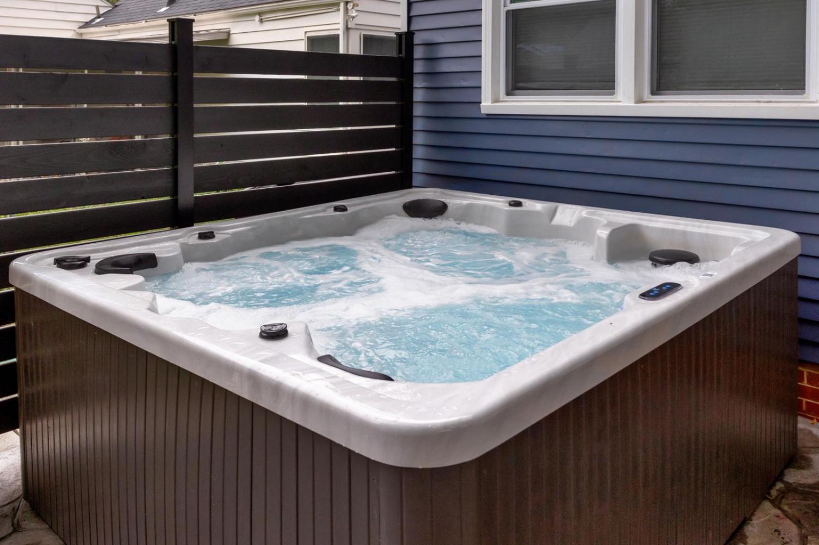 Hotel Near Drake/downtown Packed W/amenities - Hot Tub - Movie Theater