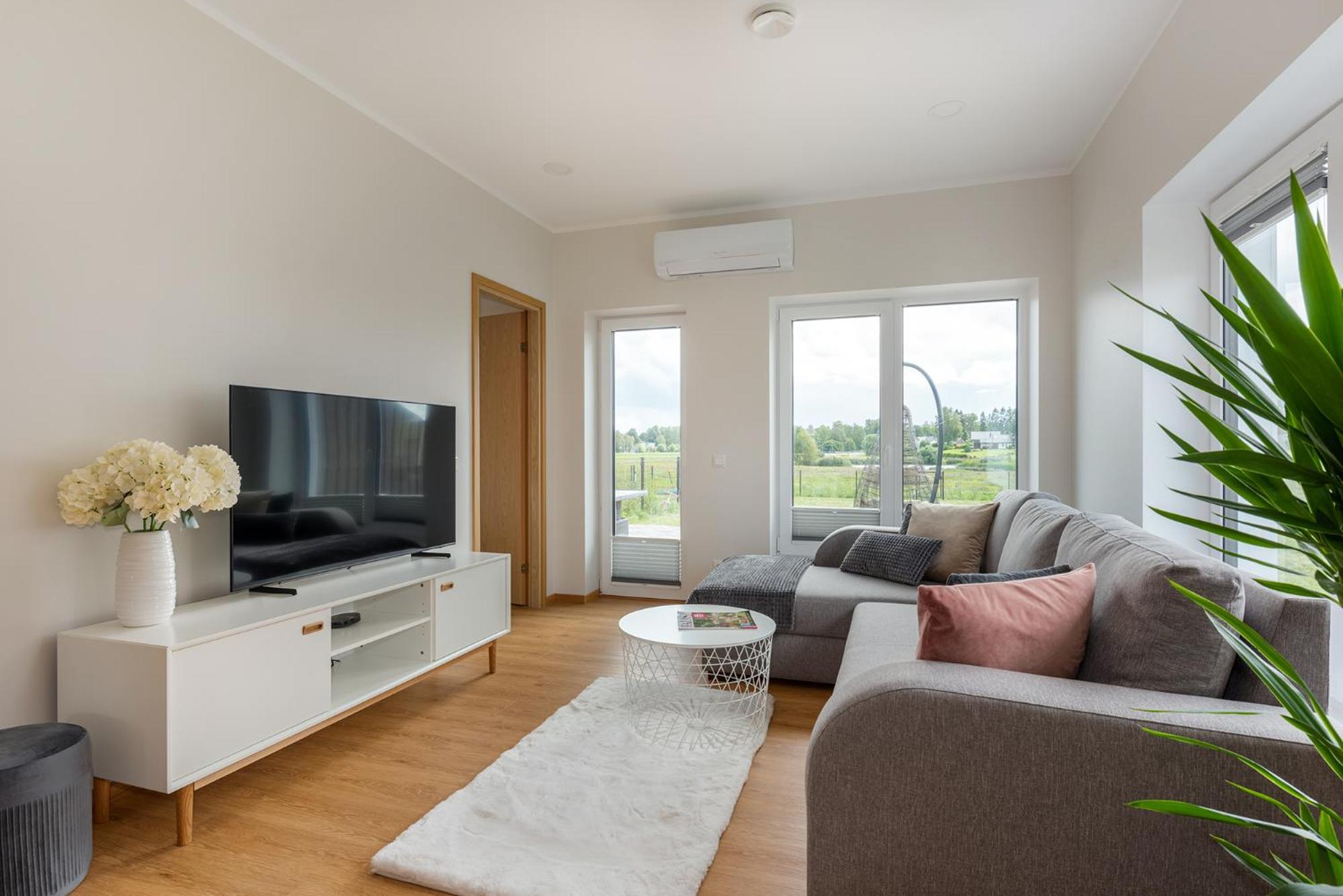 Hotel Ridaelamuboks järve ääres - Image 1