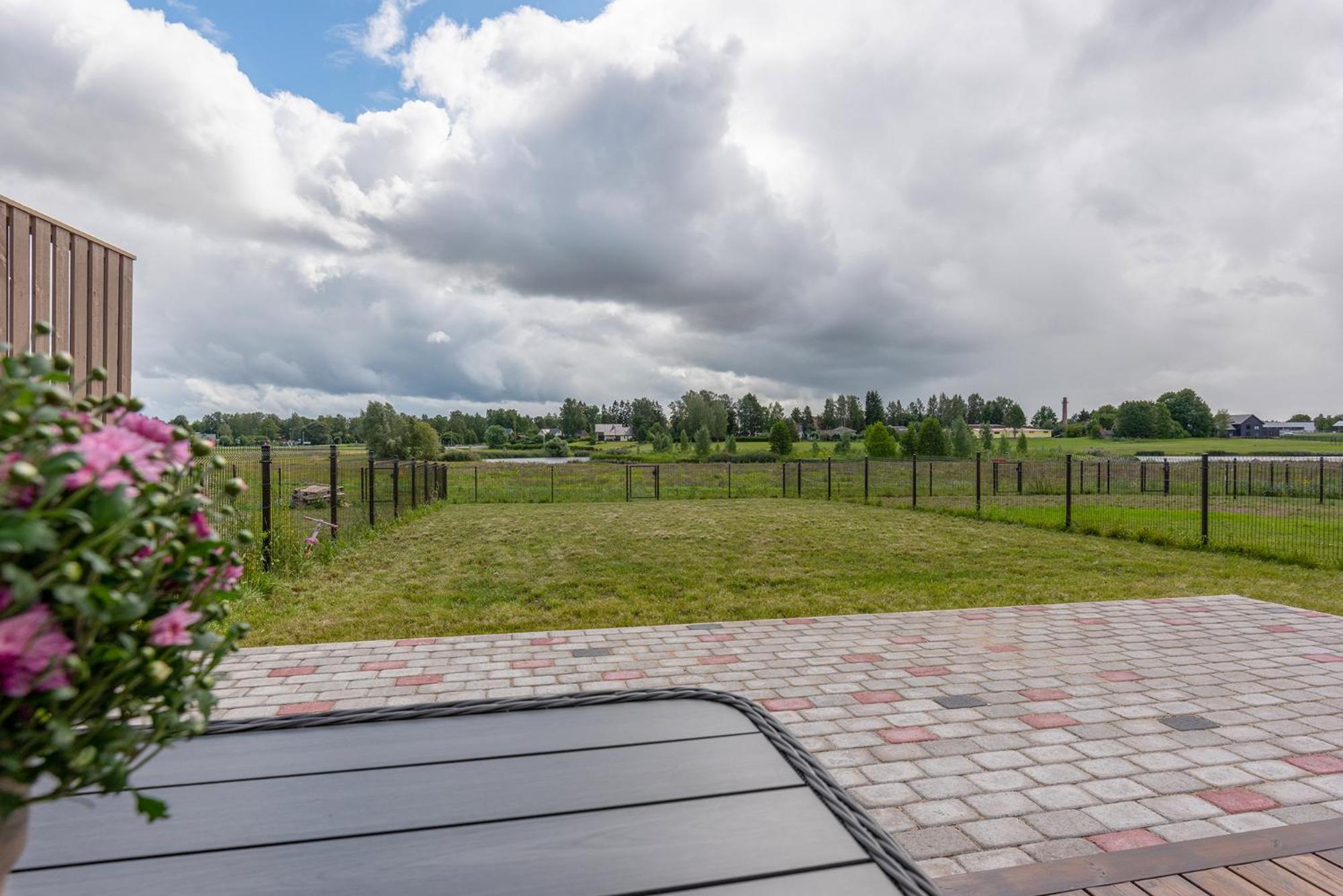 Ridaelamuboks järve ääres