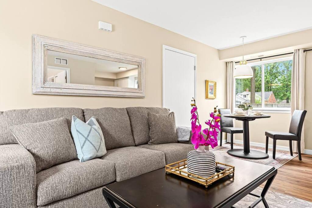 1st Floor 1BR Flat, King Bed, End Unit view 4