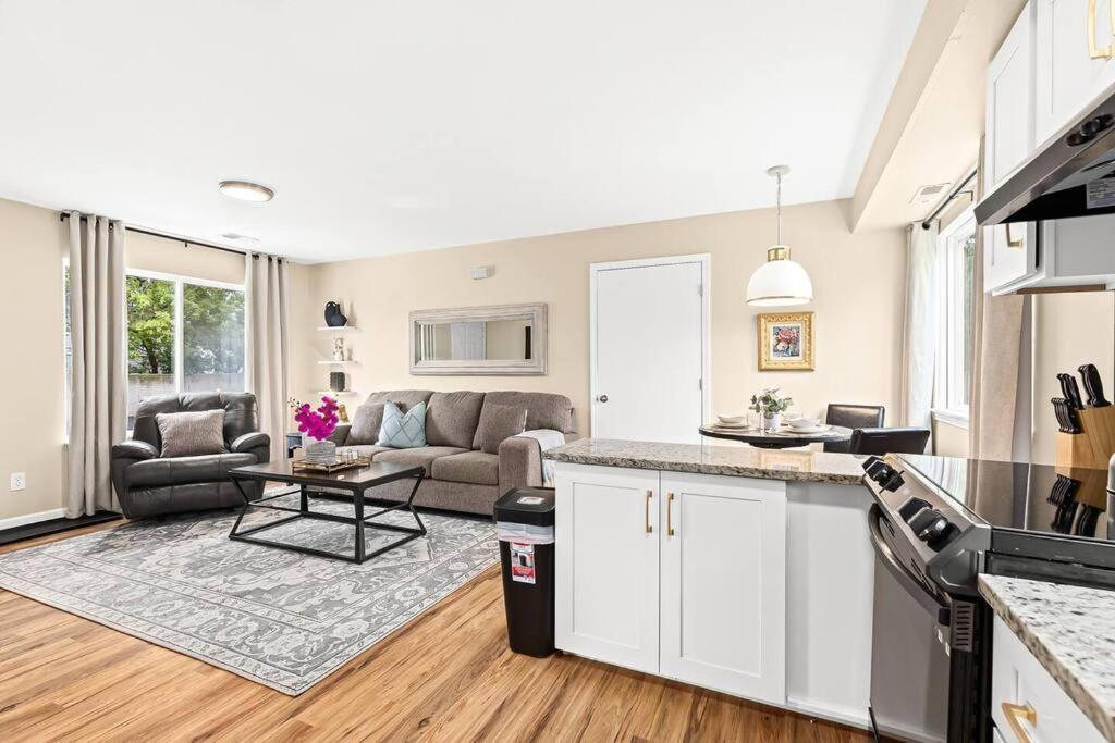 1st Floor 1BR Flat, King Bed, End Unit view 5