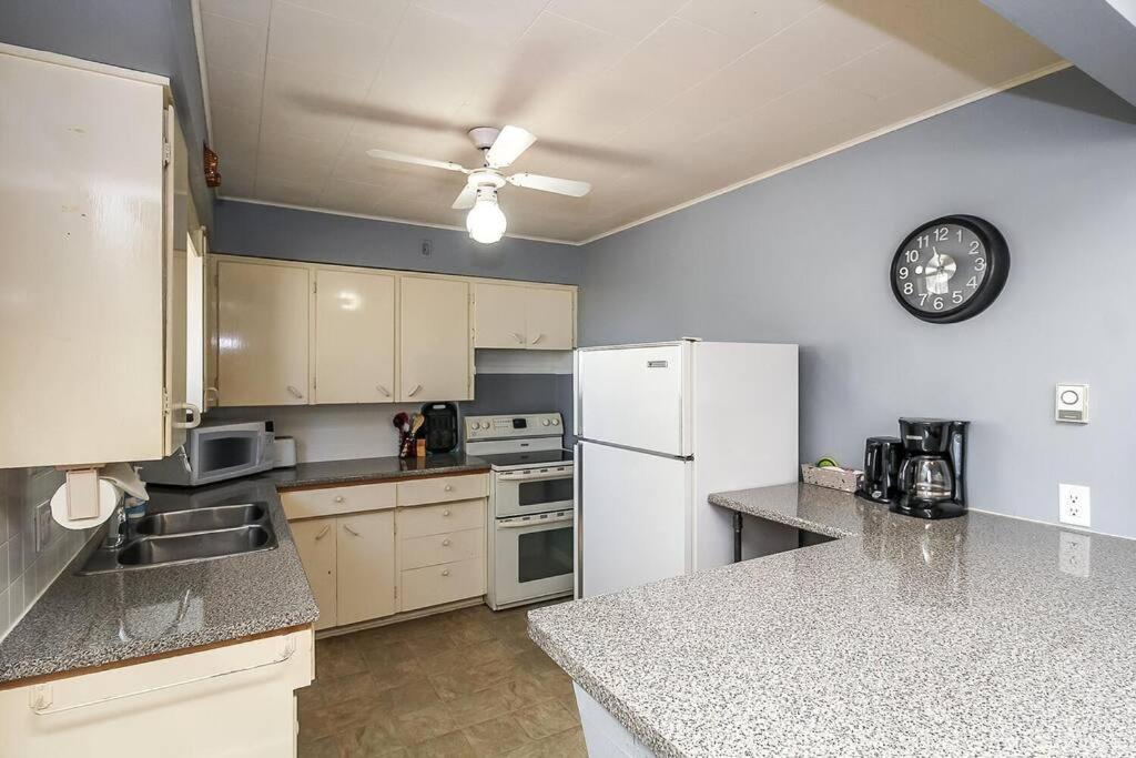The Beach 2 Cottage - Wasaga Beach ON