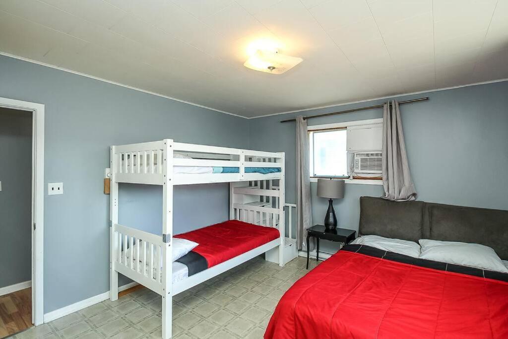 The Beach 2 Cottage - Wasaga Beach ON