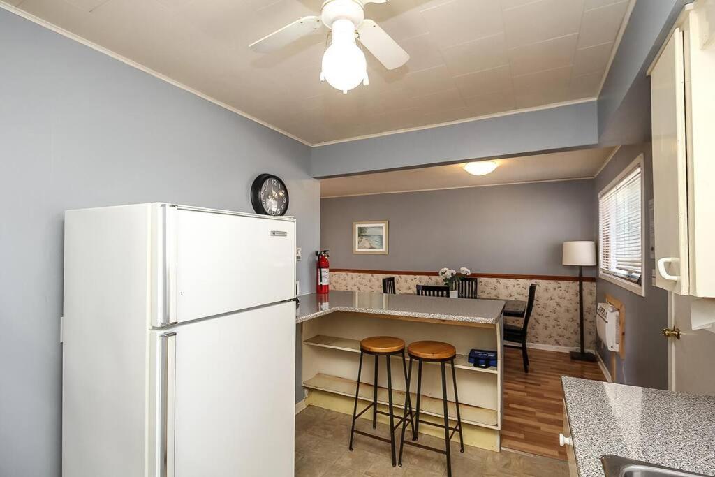 The Beach 2 Cottage - Wasaga Beach ON