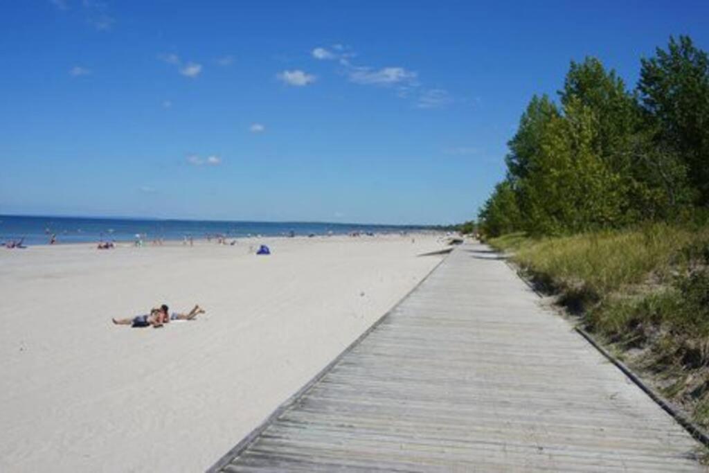 The Beach 2 Cottage - Wasaga Beach ON