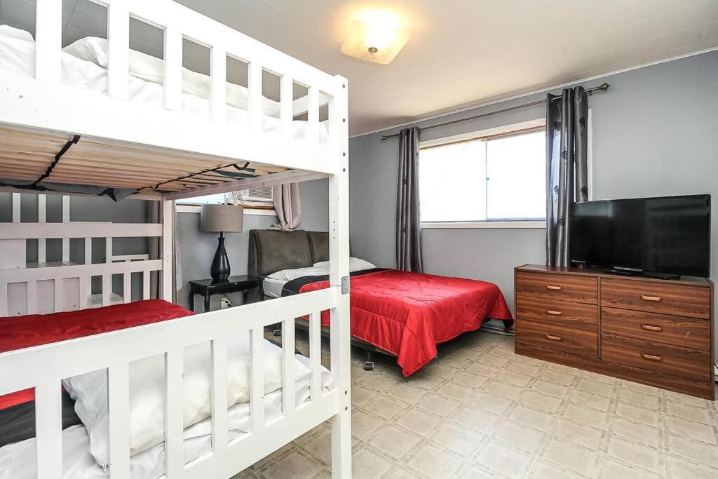 The Beach 2 Cottage - Wasaga Beach ON