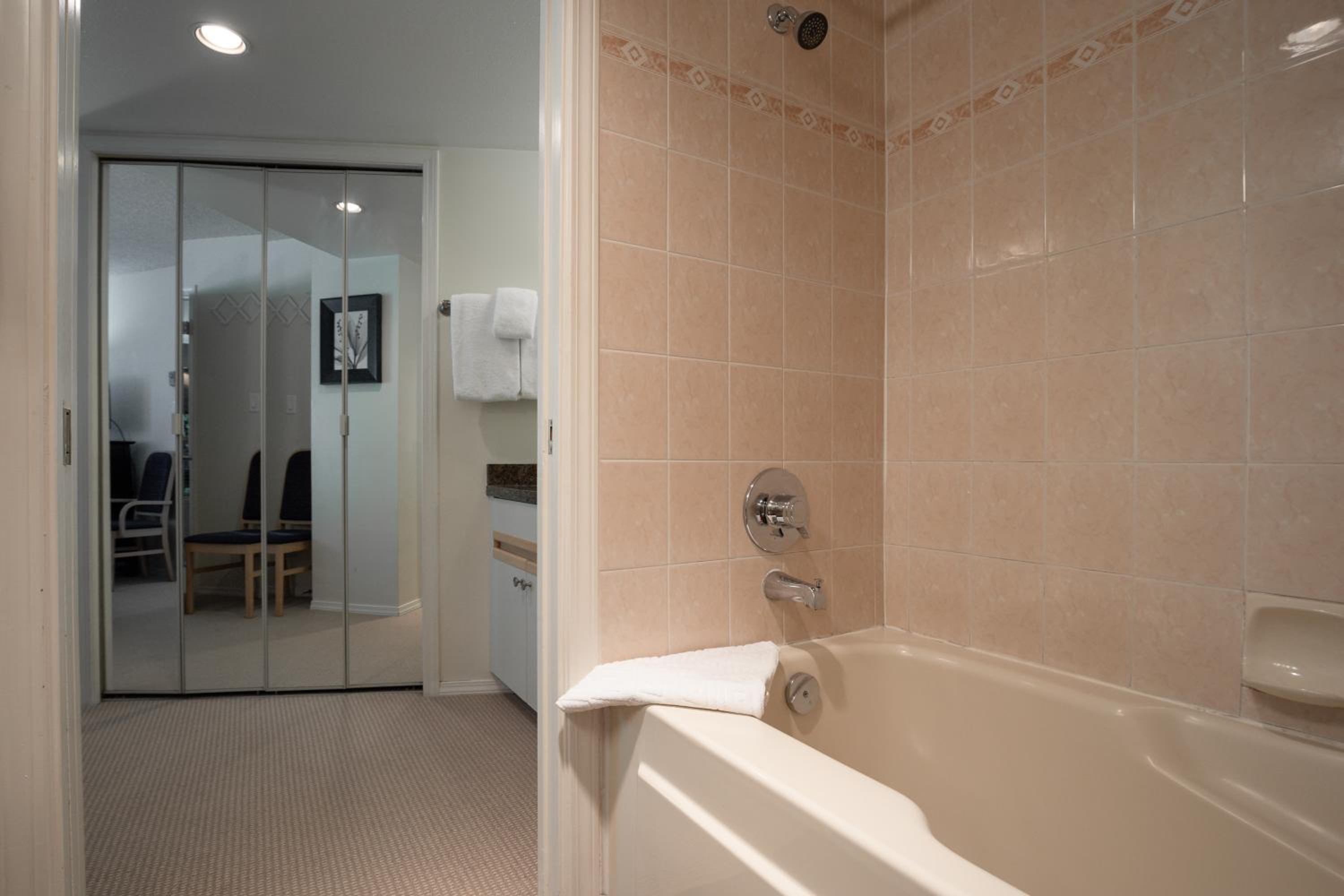1BR in Marquise, Close to Ski Hill, Pool, Sauna, Hot Tub, Fitness Suite, Fireplace