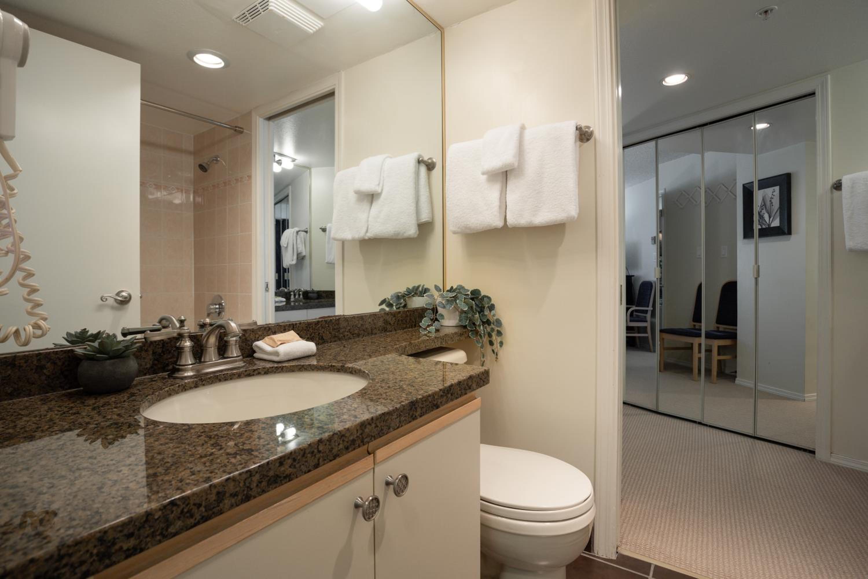 1BR in Marquise, Close to Ski Hill, Pool, Sauna, Hot Tub, Fitness Suite, Fireplace