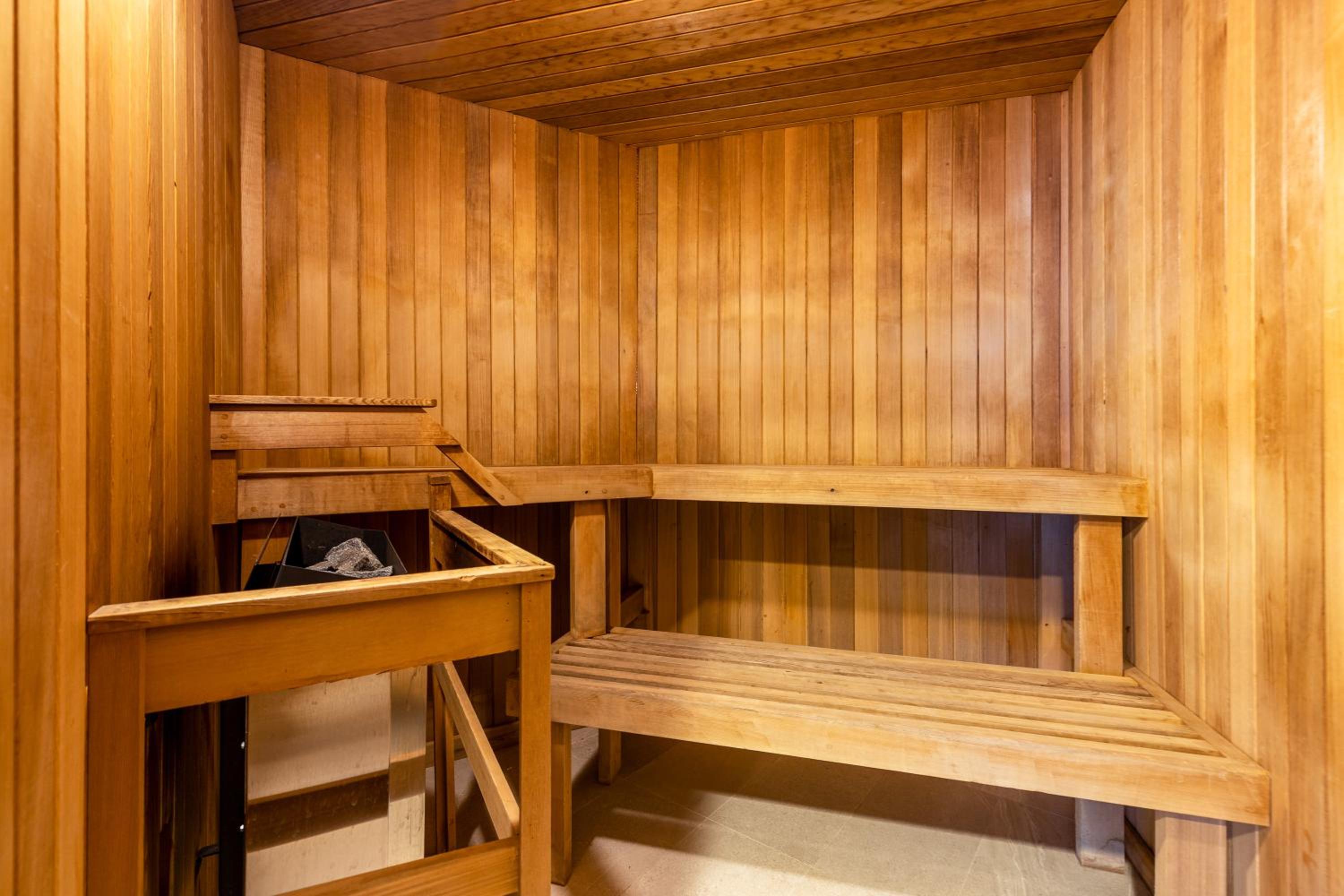 1BR in Marquise, Close to Ski Hill, Pool, Sauna, Hot Tub, Fitness Suite, Fireplace