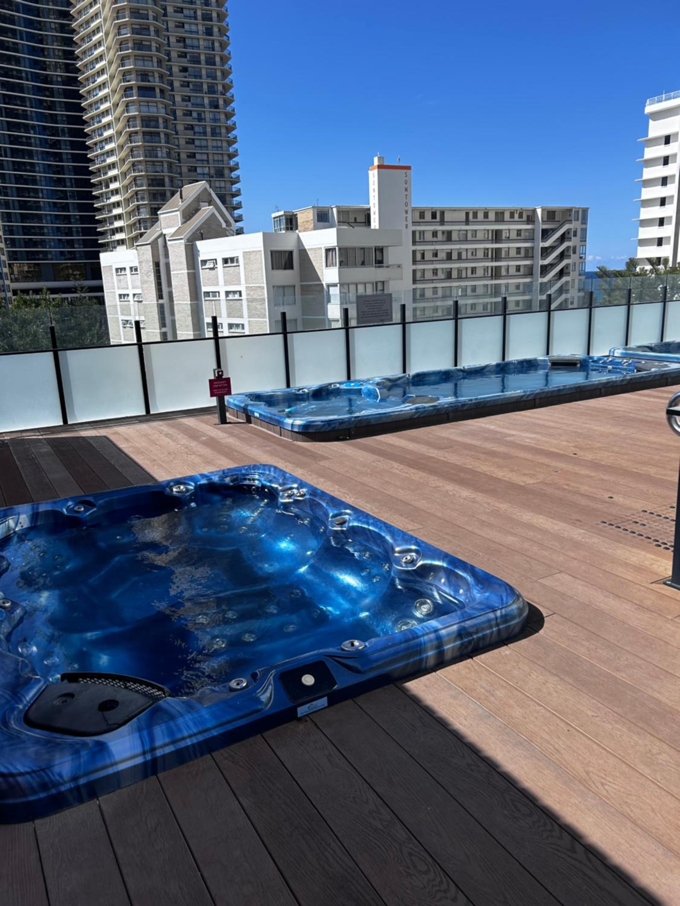 Stay in the heart of Surfers