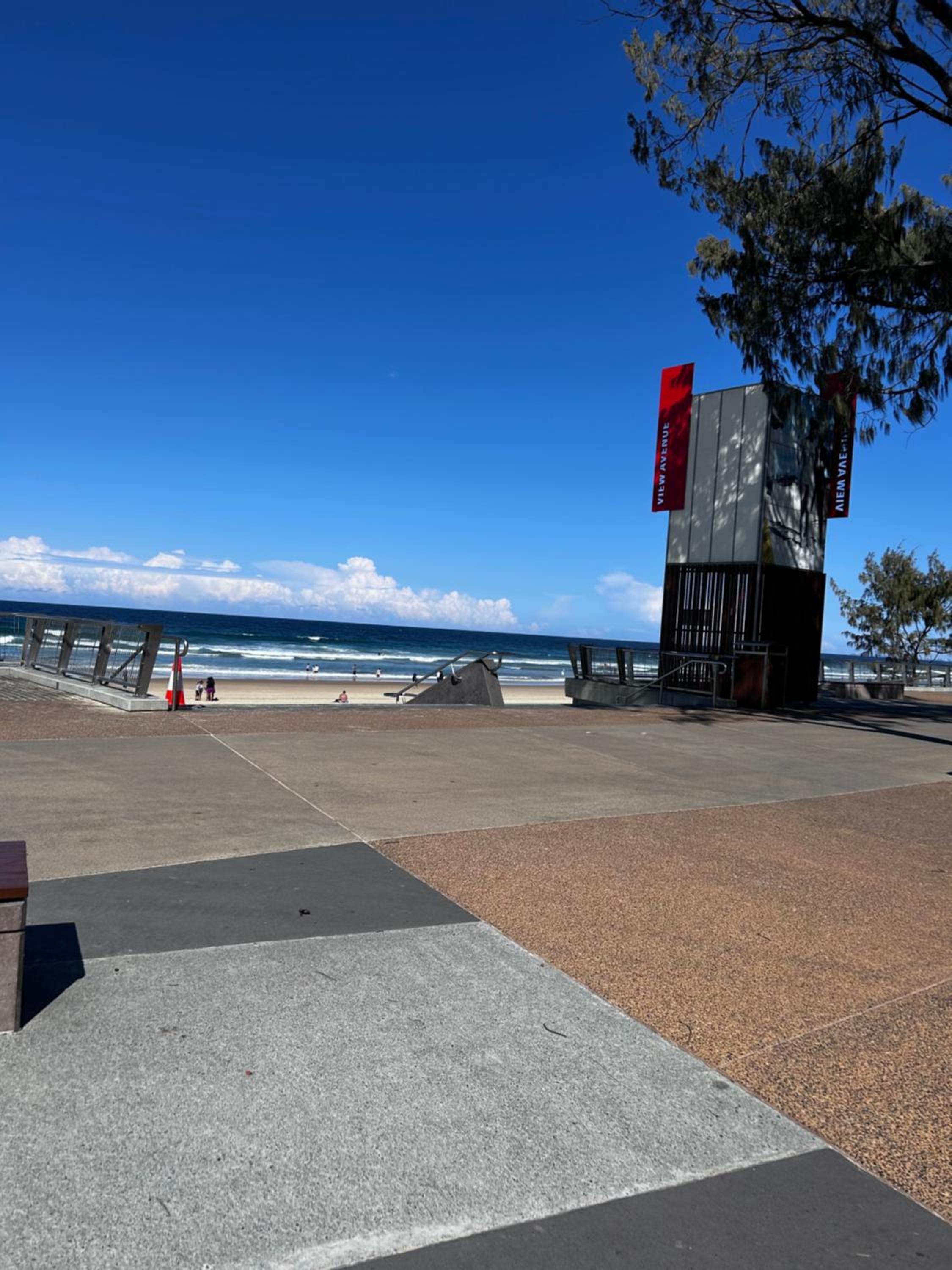 Stay in the heart of Surfers