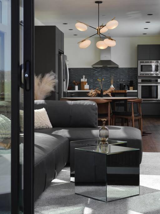 Panoramic Heaven - Luxury Designer Property w Spa view 3