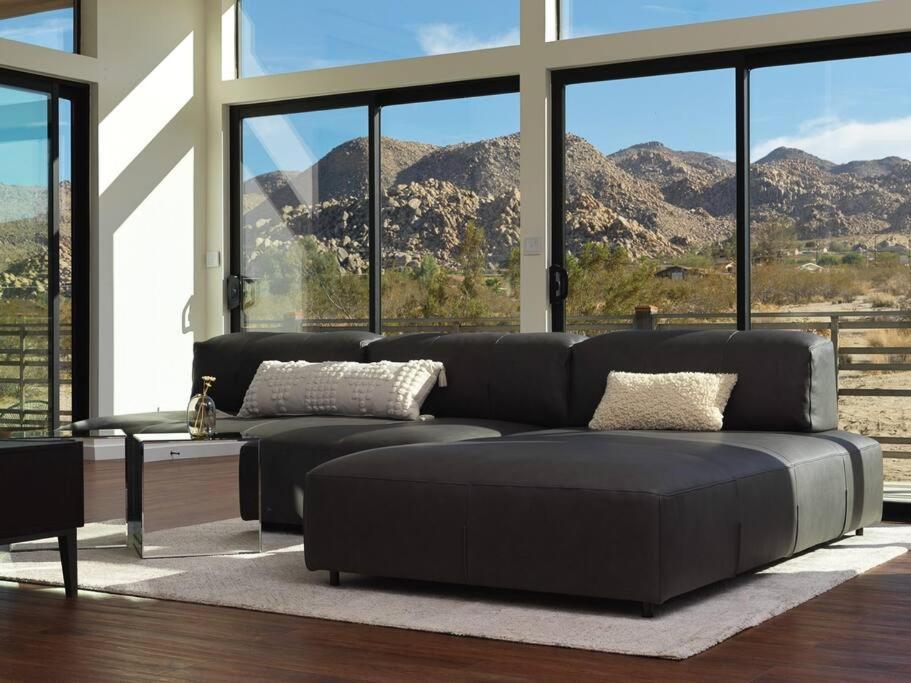 Panoramic Heaven - Luxury Designer Property w Spa view 4