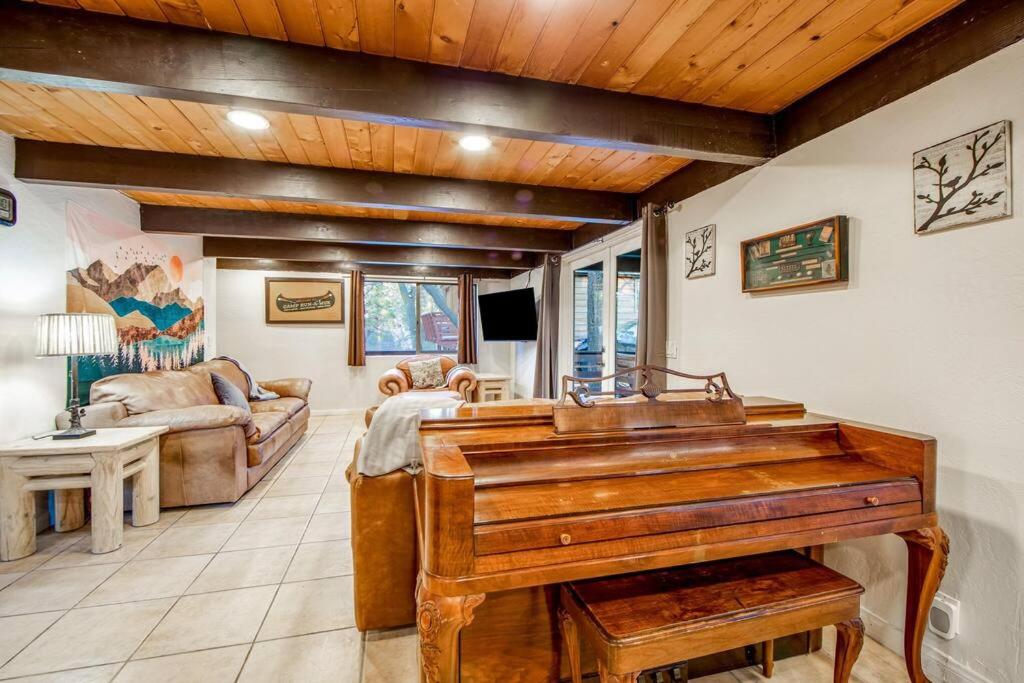 Mountain & Ski Slope View Cabin 3bd/3bth Sleeps 10 view 4
