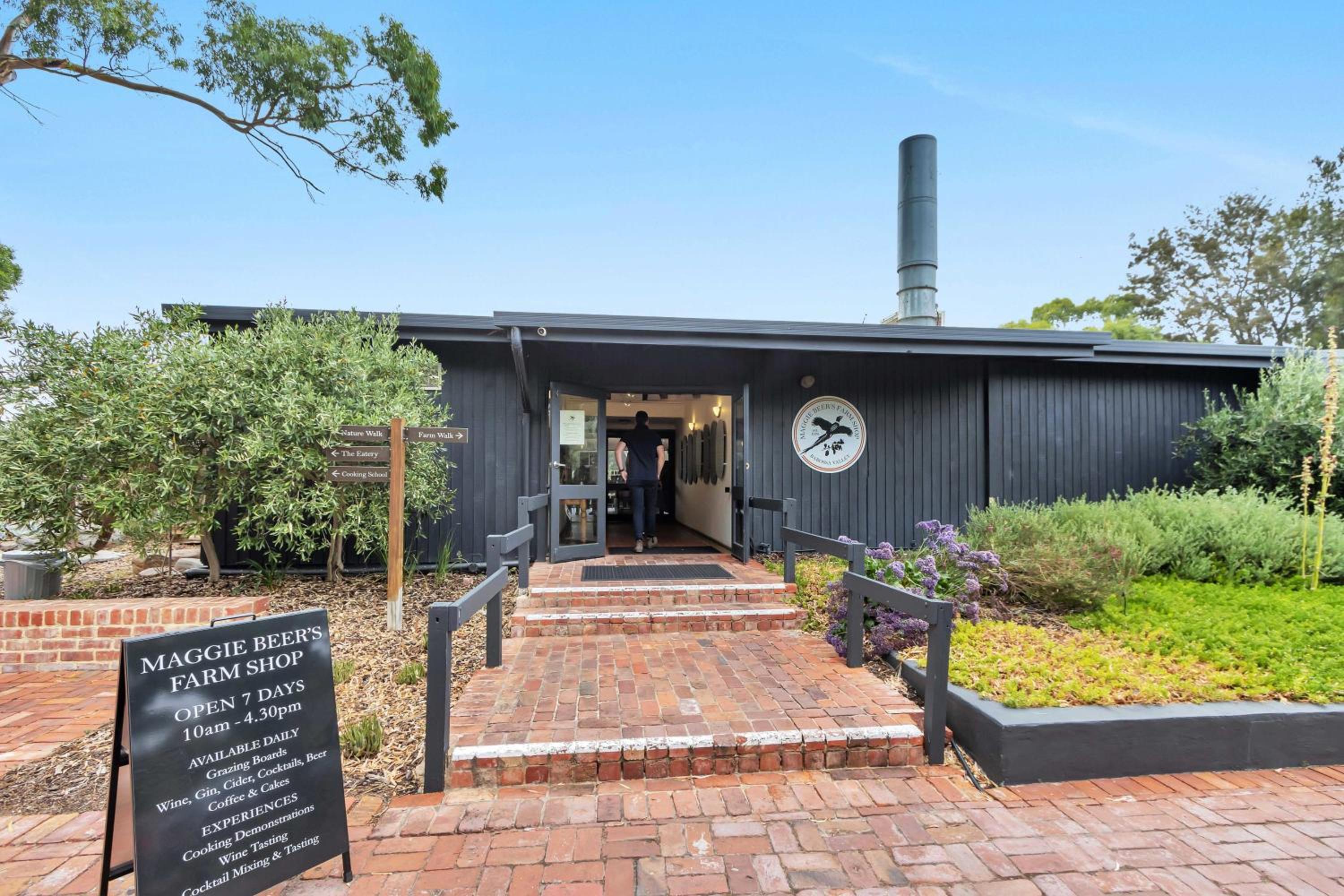 Mid Century 4 Bedroom Getaway in Barossa Vineyard