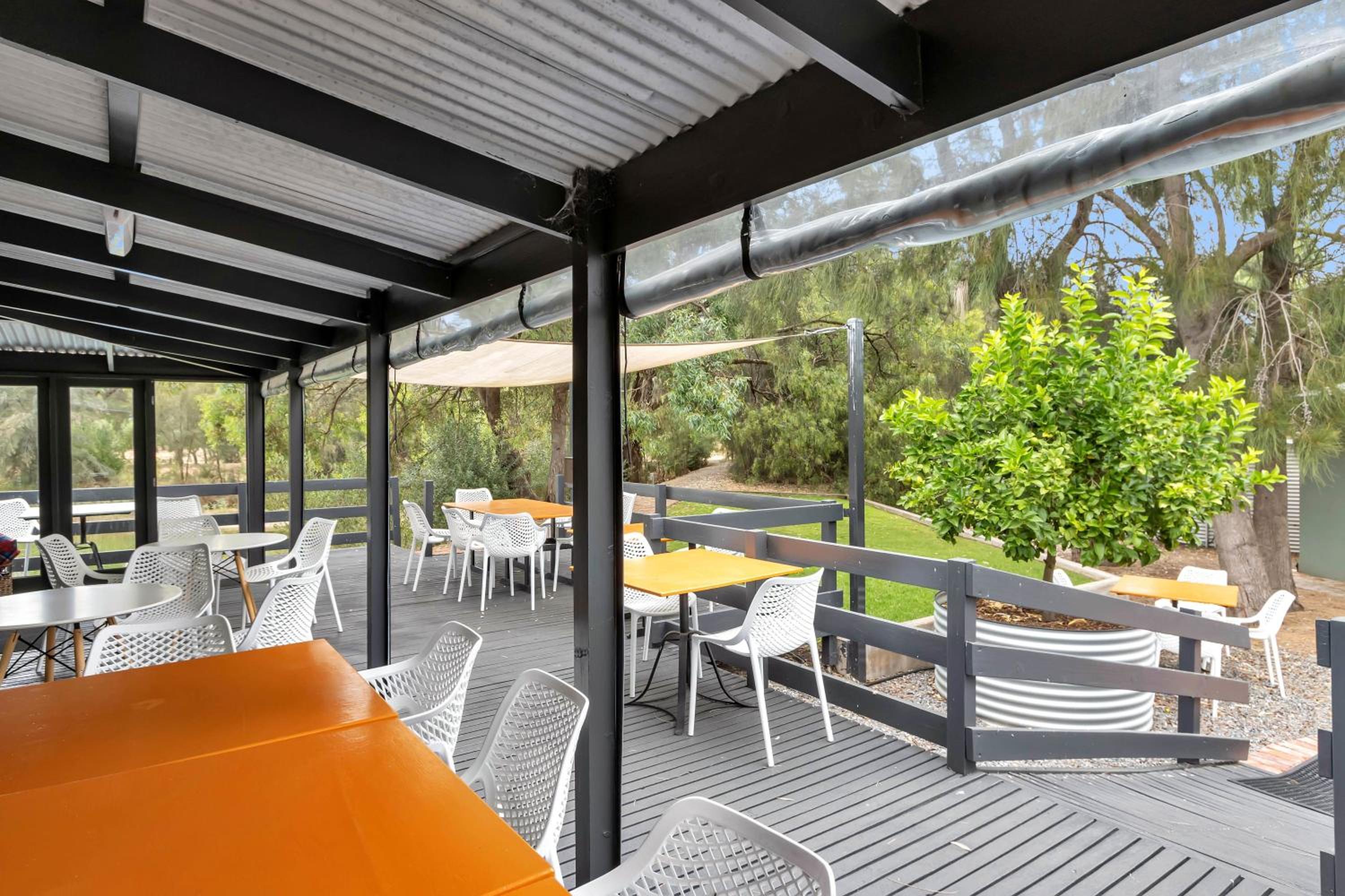 Mid Century 4 Bedroom Getaway in Barossa Vineyard