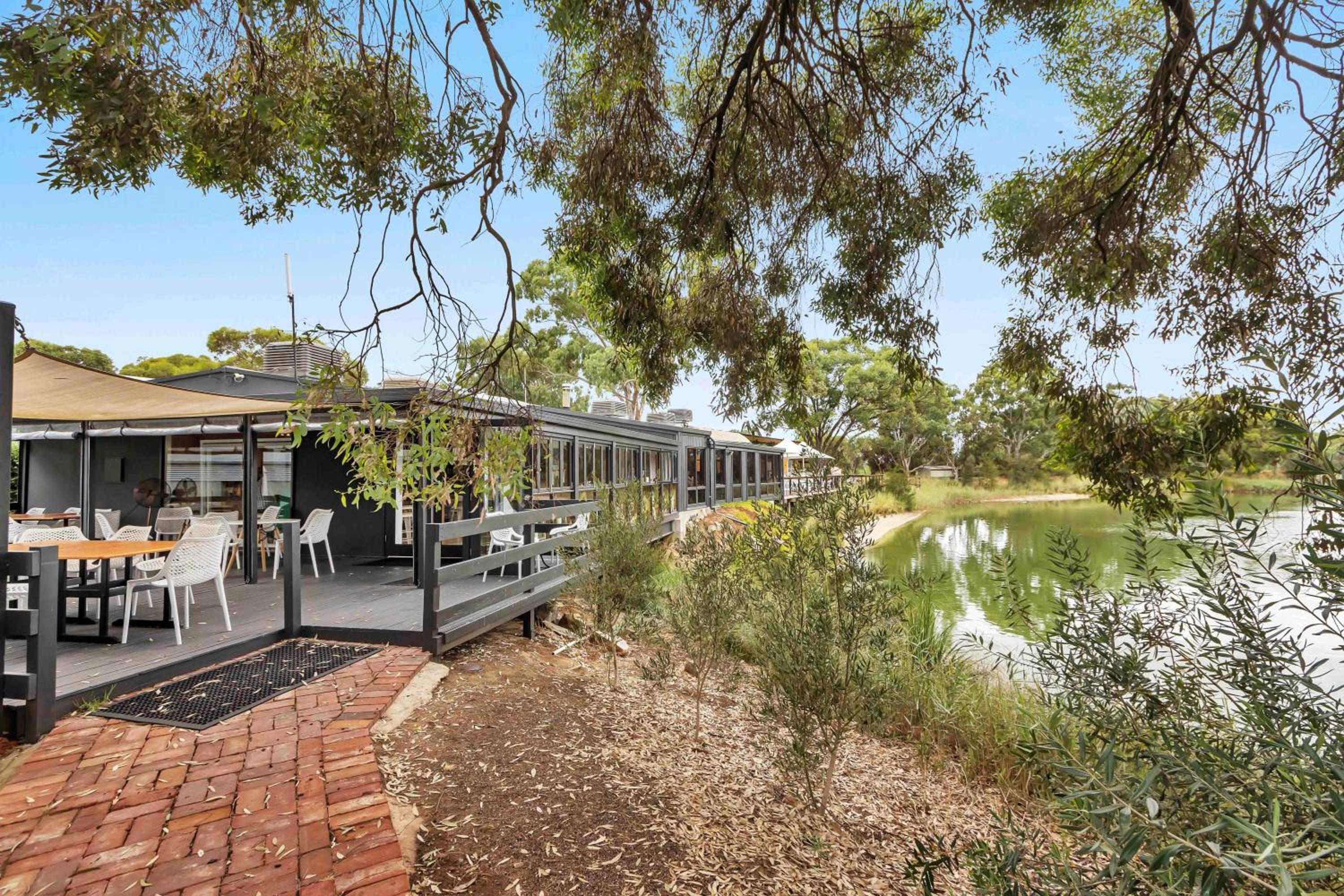 Mid Century 4 Bedroom Getaway in Barossa Vineyard