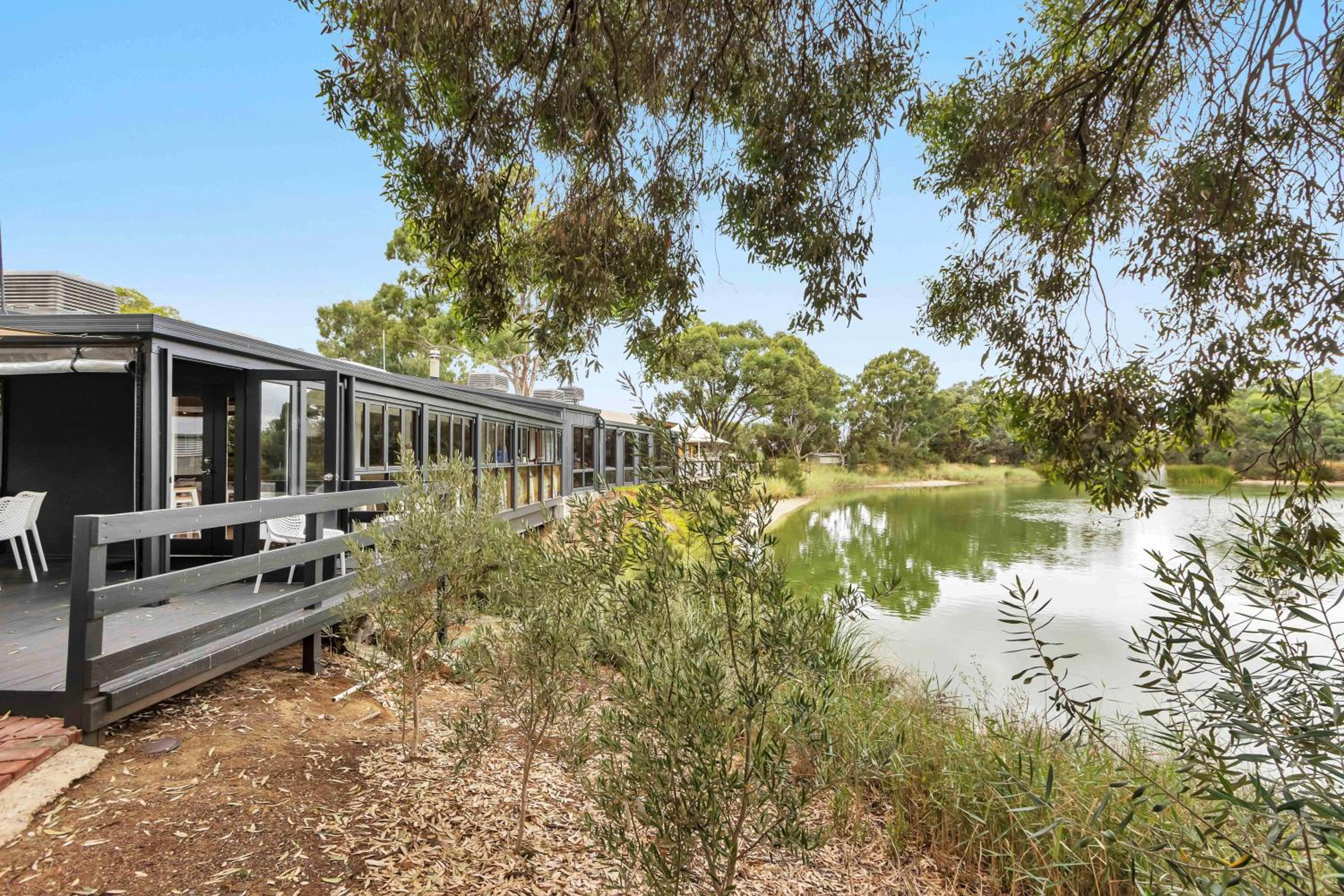 Mid Century 4 Bedroom Getaway in Barossa Vineyard