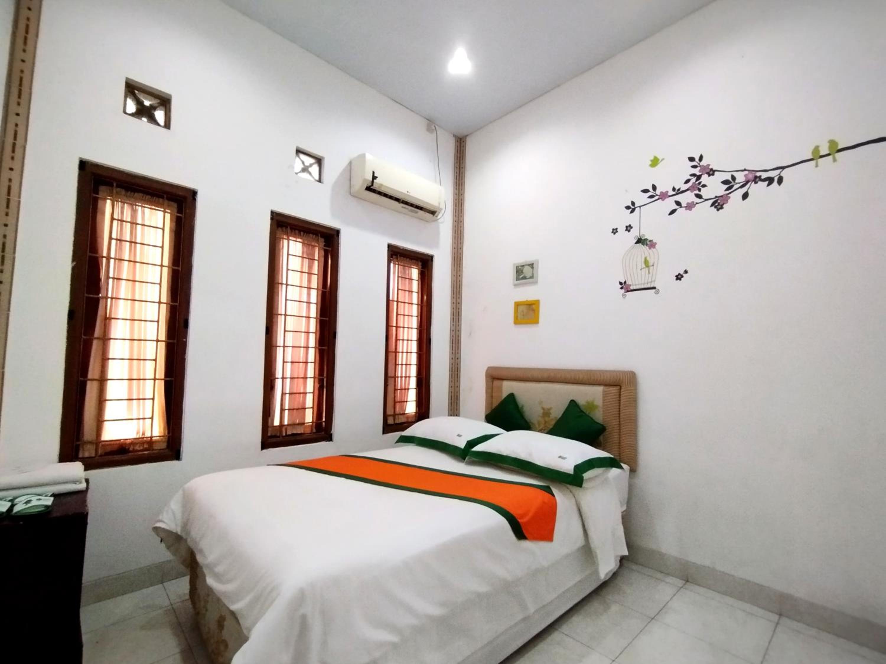 Homestay Syariah Monjali Taman Pelangi by Simply Homy view 4