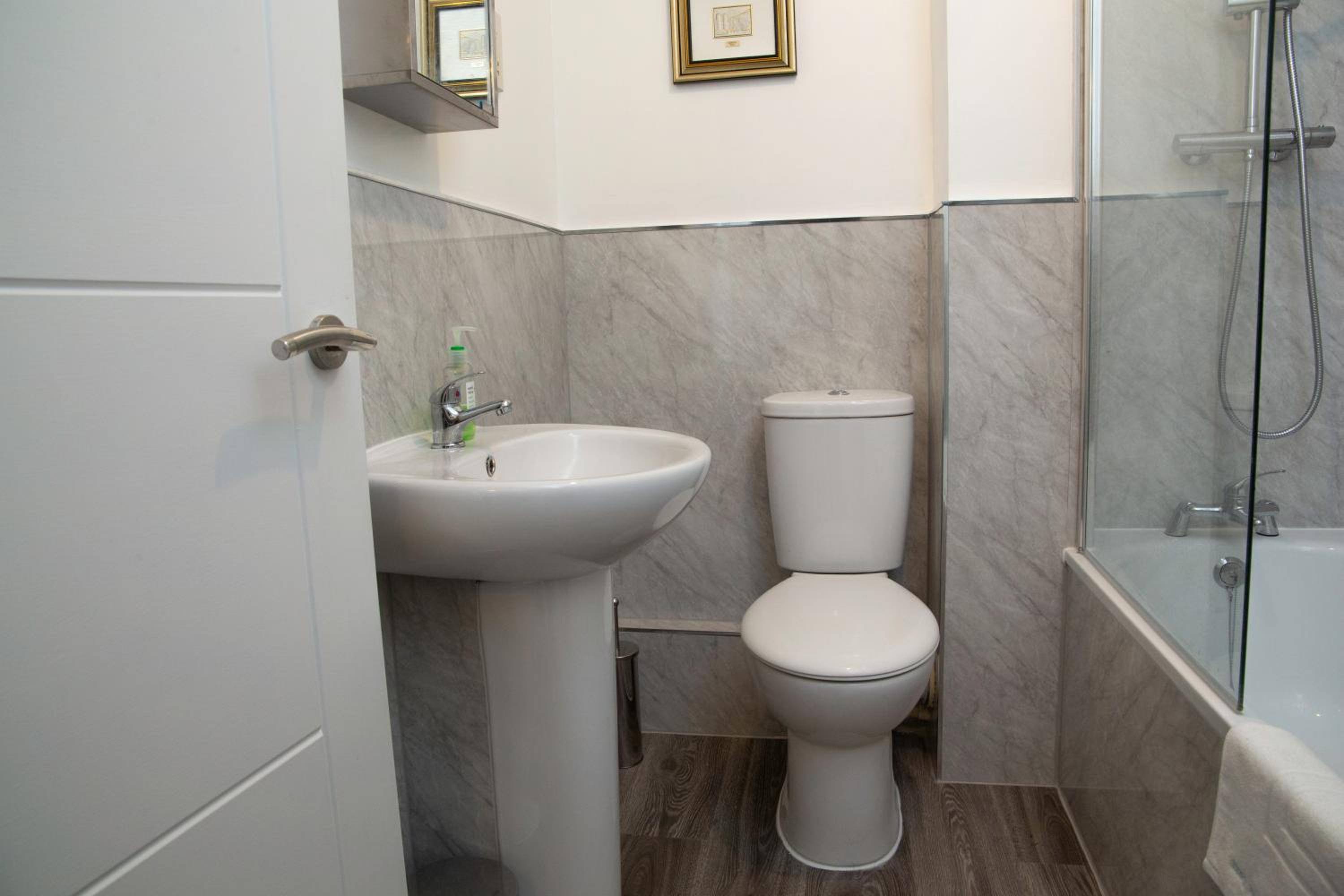 Beautiful 1 bedroom flat no 7. Stunning sea views. view 2