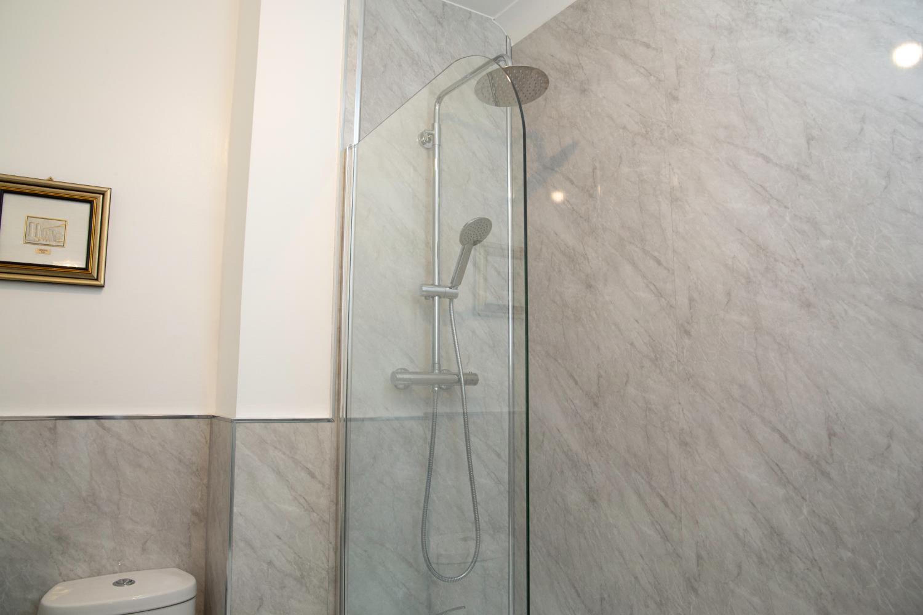 Beautiful 1 bedroom flat no 7. Stunning sea views. view 4