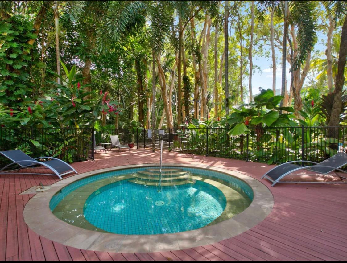 Luxury 2 Bed Palm Cove Unit, Pool & Partial Ocean View from 2nd Floor
