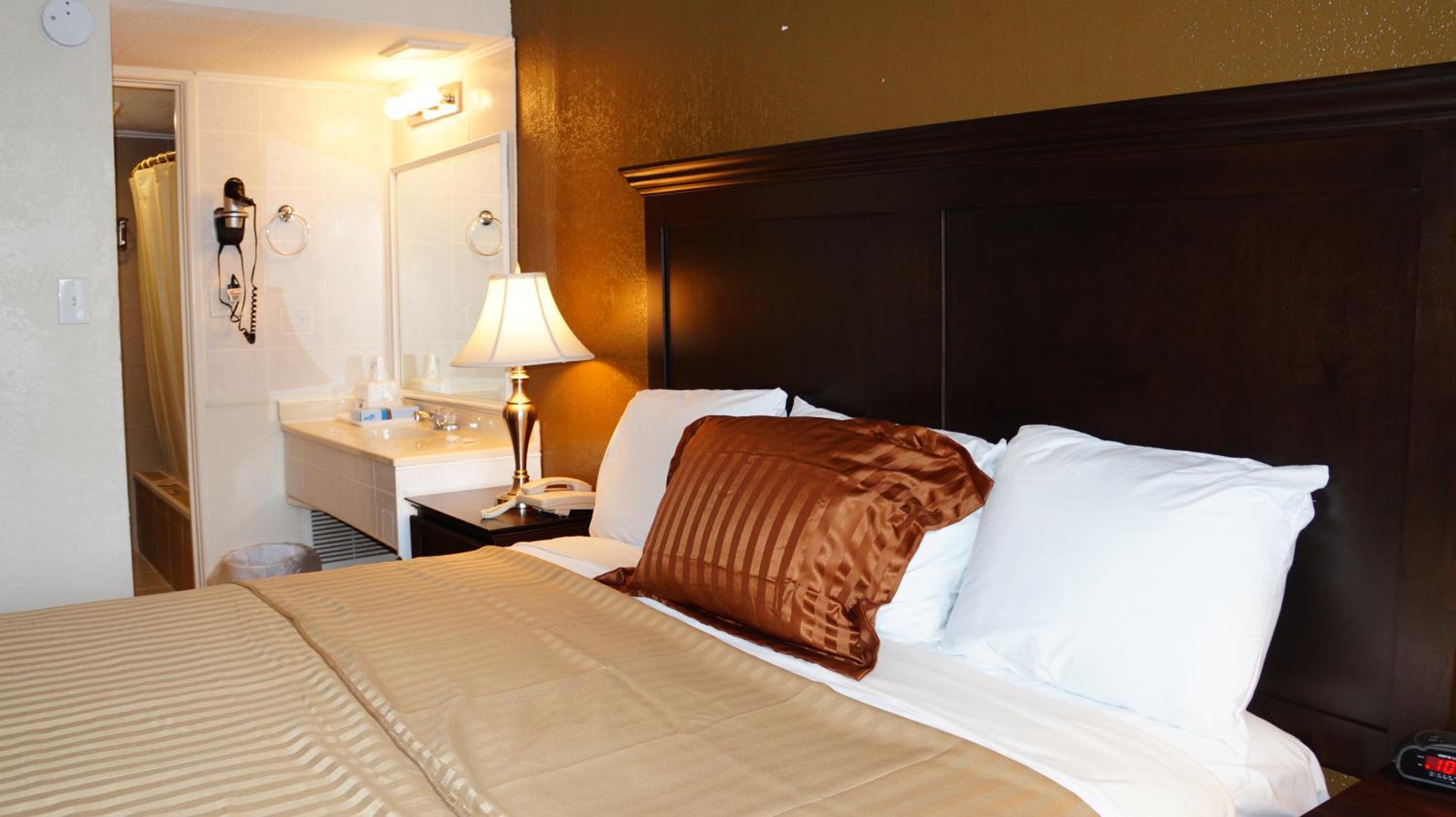 Americas Best Value Inn Suites Kansas City - Property Image 1
