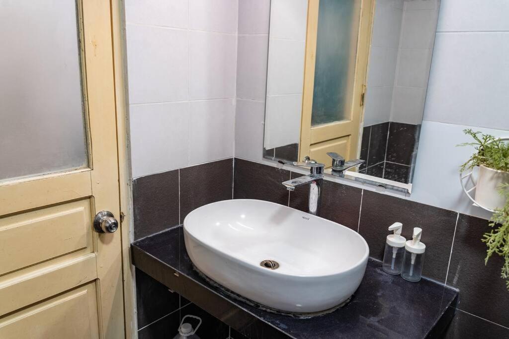 Spacious 2BR apt w/ lift 4' walk to HoanKiem Lake
