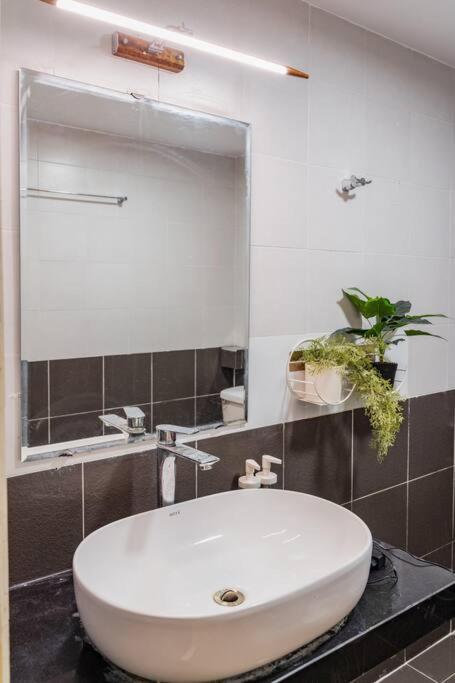 Spacious 2BR apt w/ lift 4' walk to HoanKiem Lake