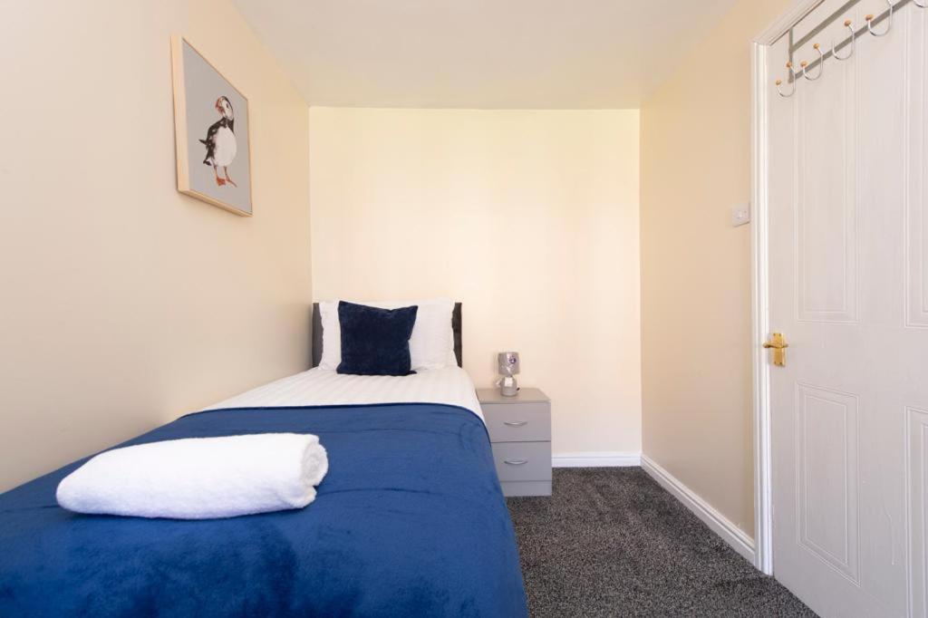 Modern 2 bed apartment 4 separate beds in Thamesmead view 2